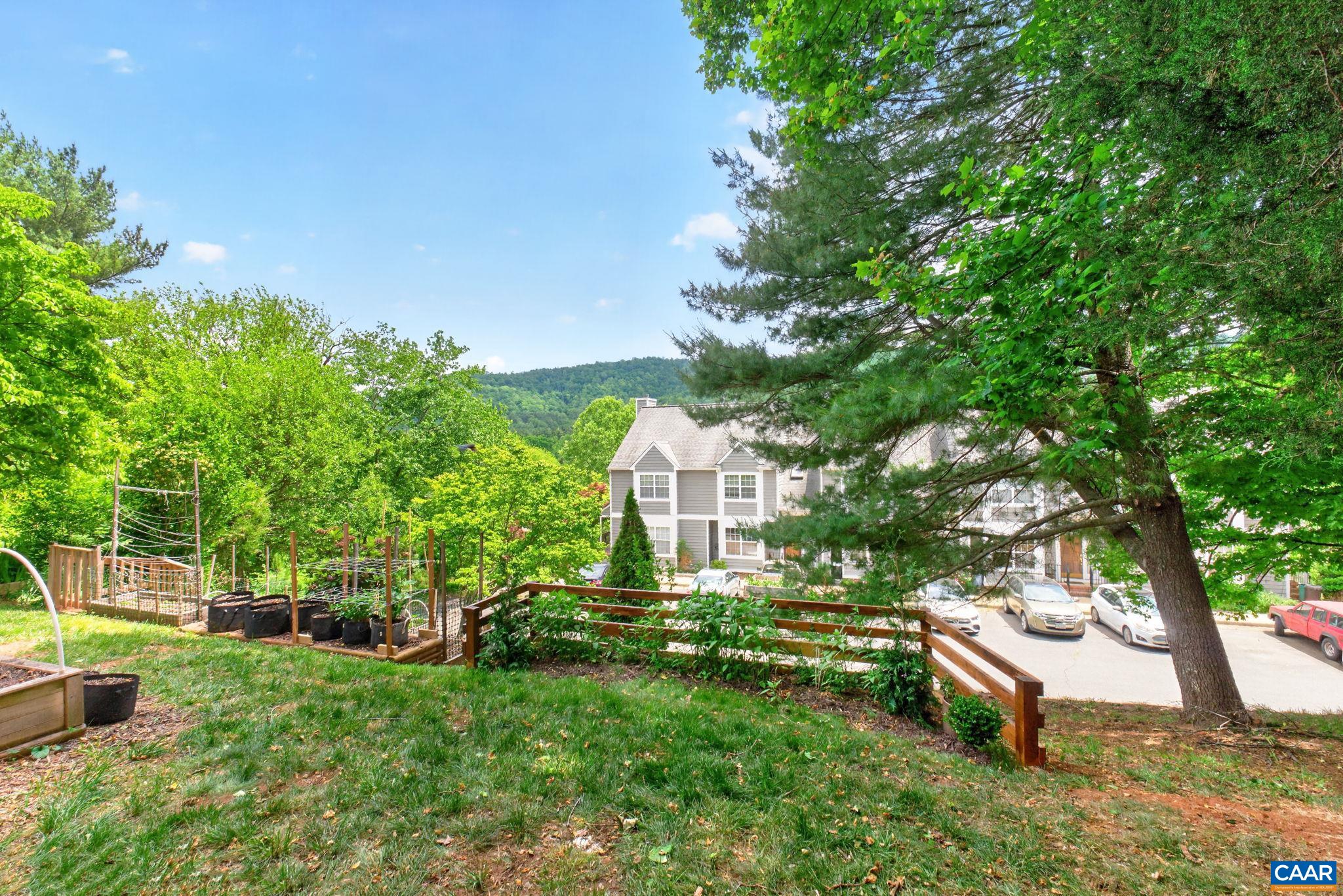 1247 MAPLE VIEW DR