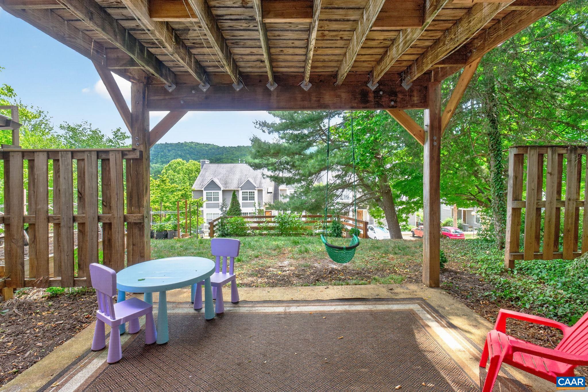 1247 MAPLE VIEW DR