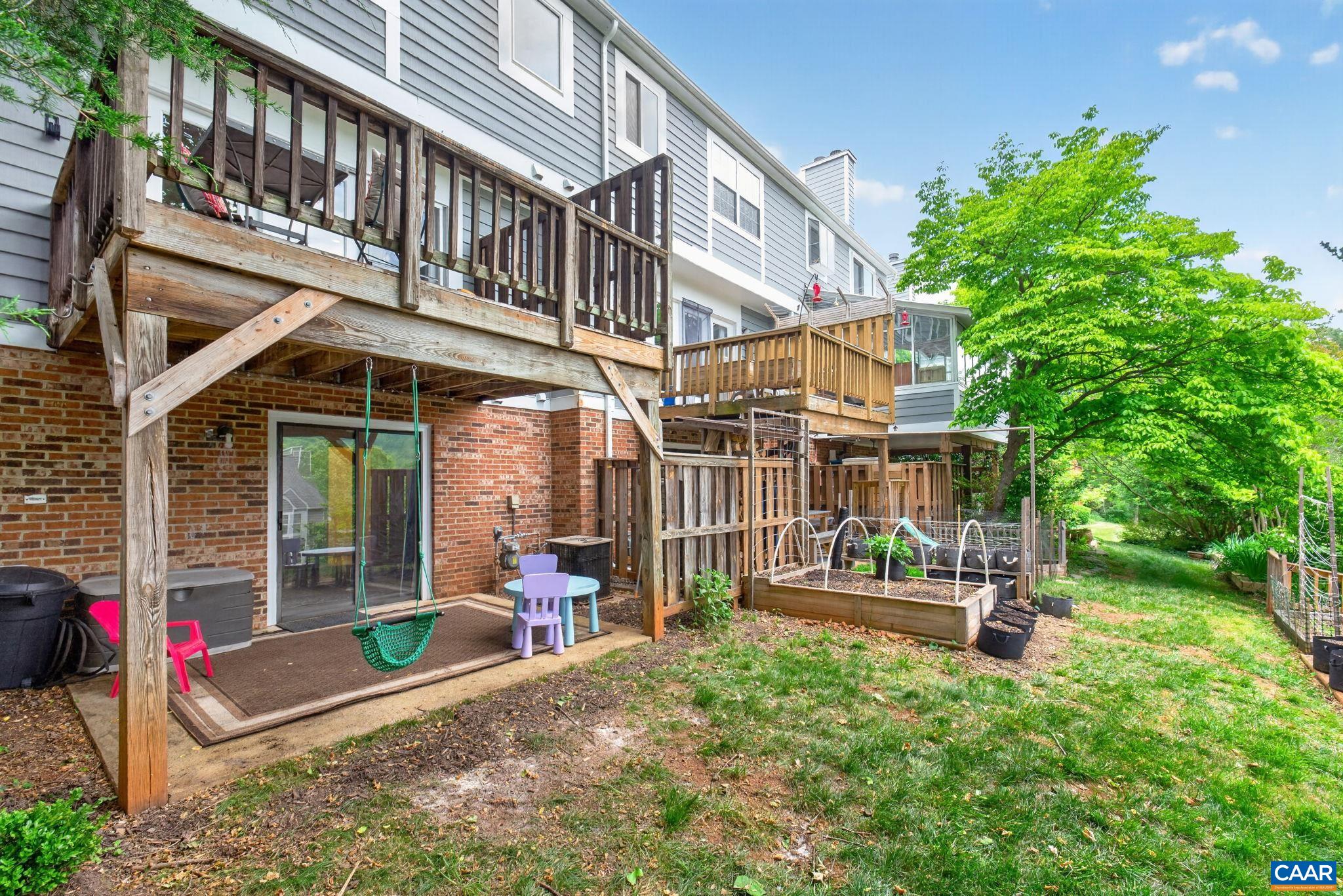 1247 MAPLE VIEW DR