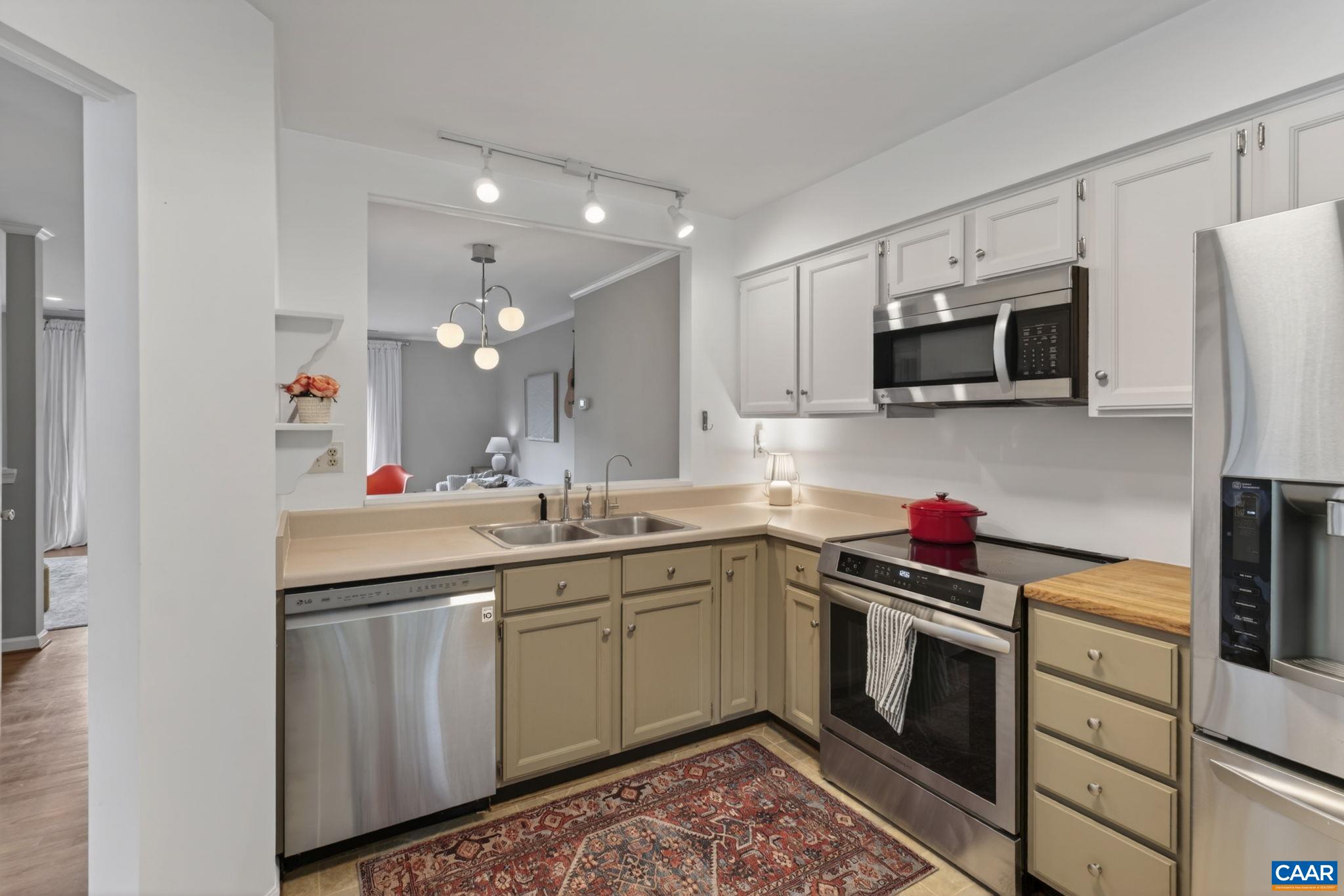 1247 MAPLE VIEW DR