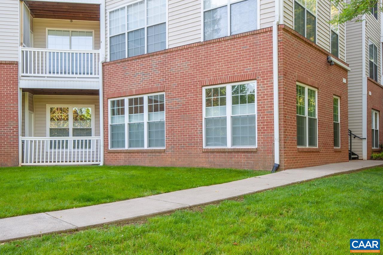 270 RIVERBEND DR Unit: 1C