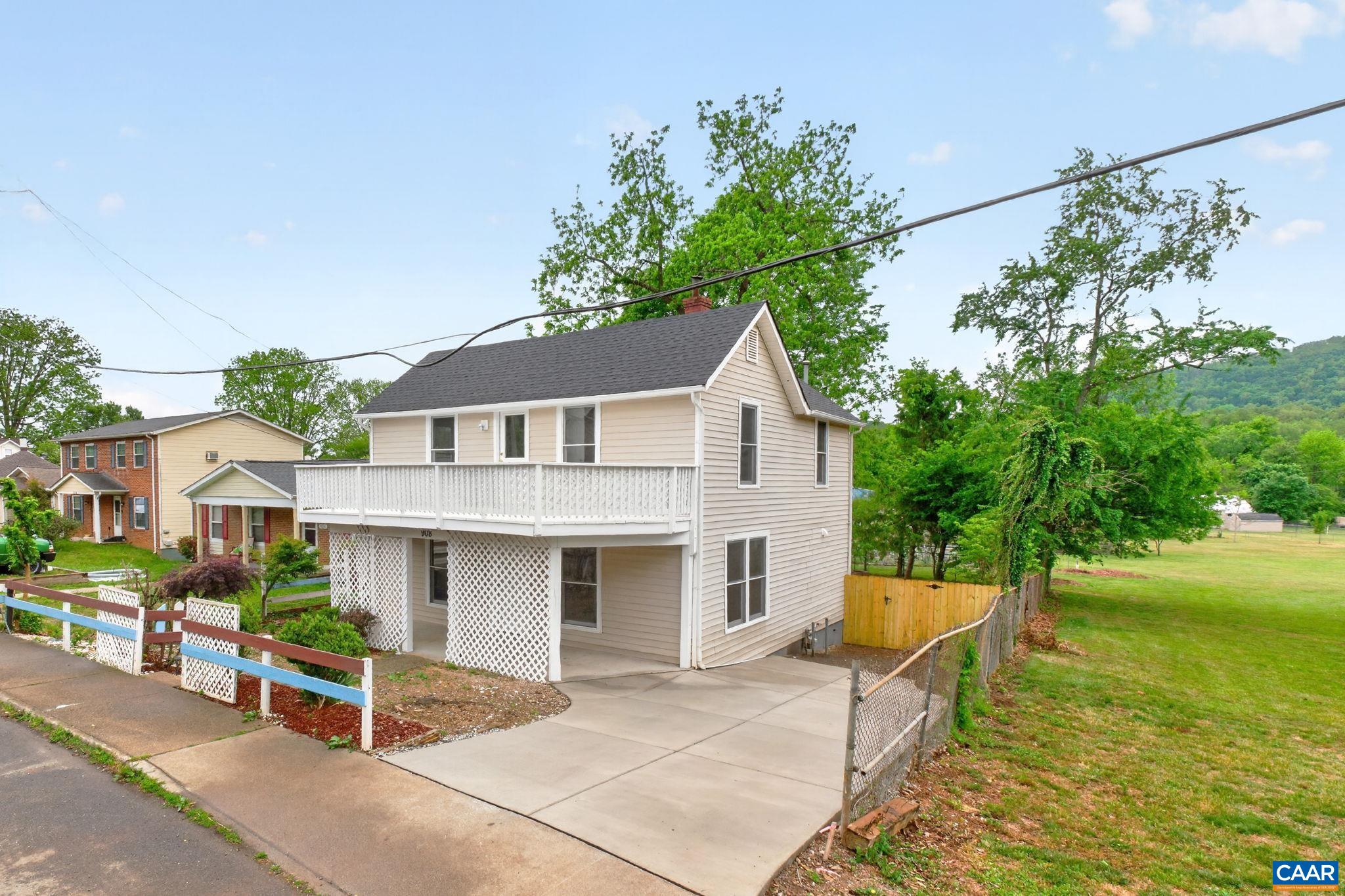 908 RIVES ST