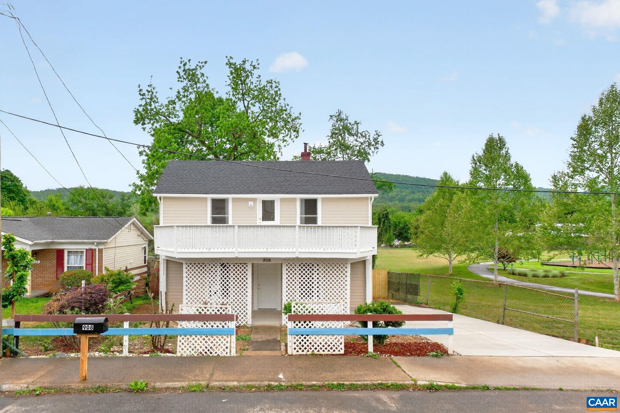 908 RIVES ST