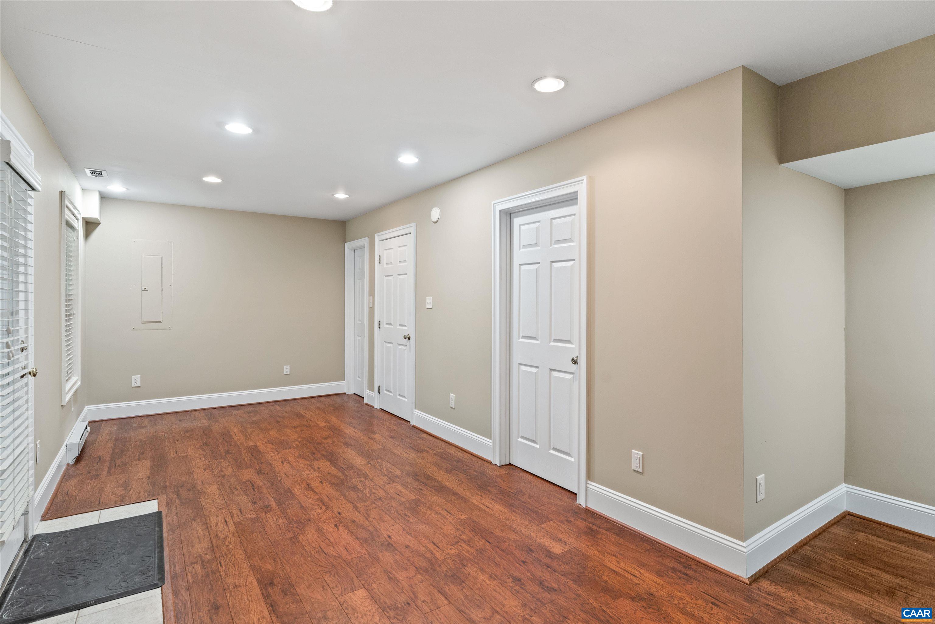 1039 GLENWOOD STATION LN