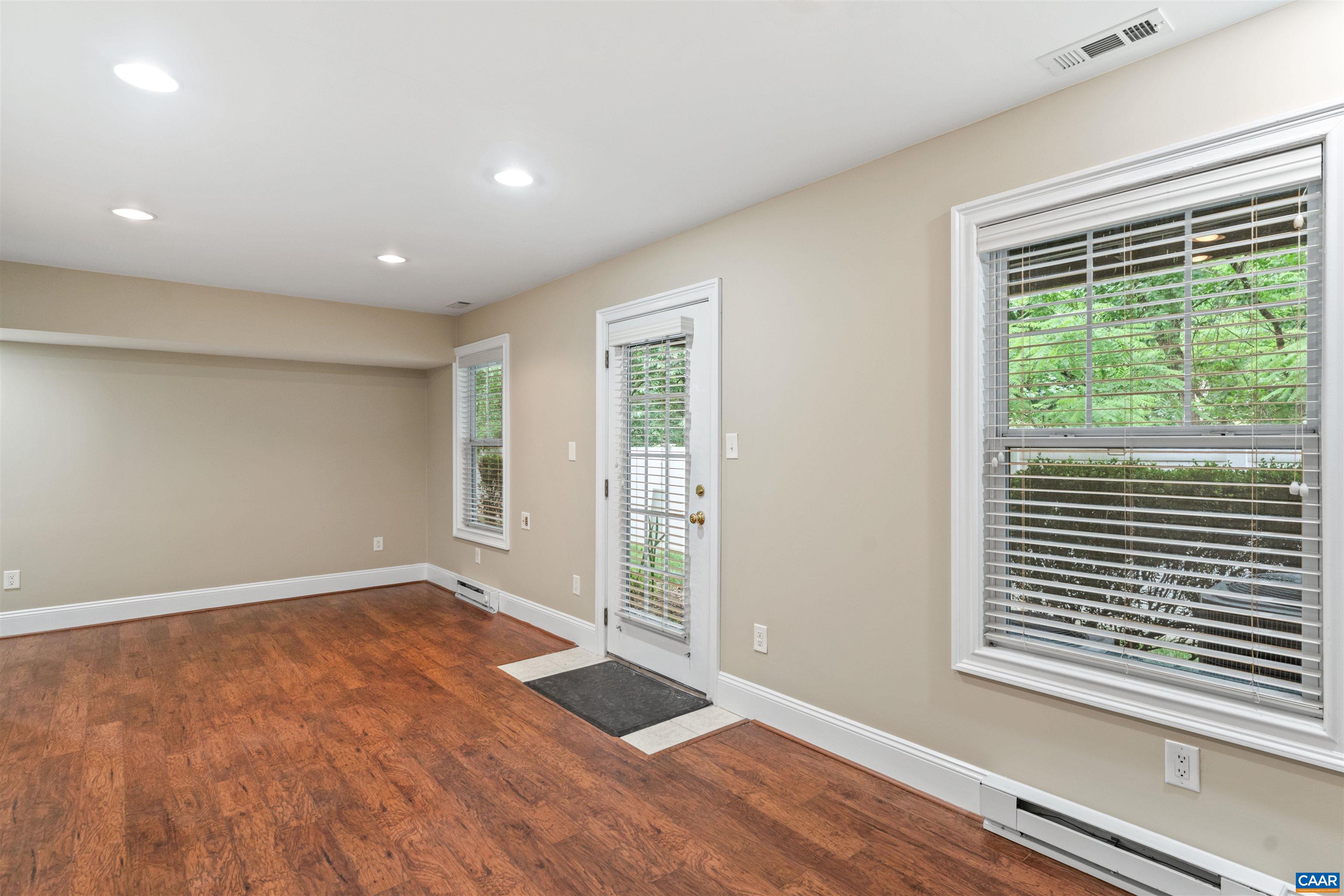 1039 GLENWOOD STATION LN