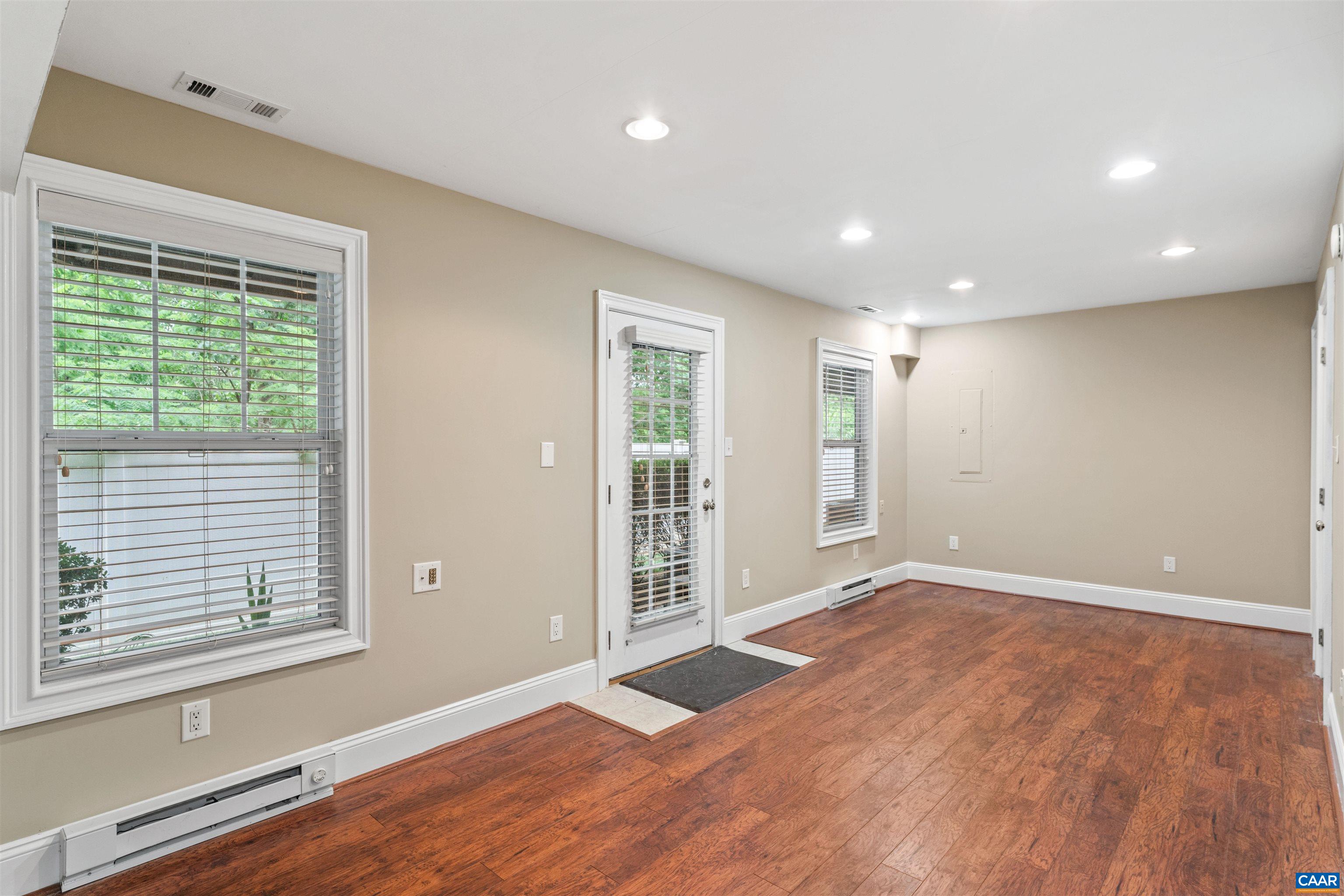 1039 GLENWOOD STATION LN