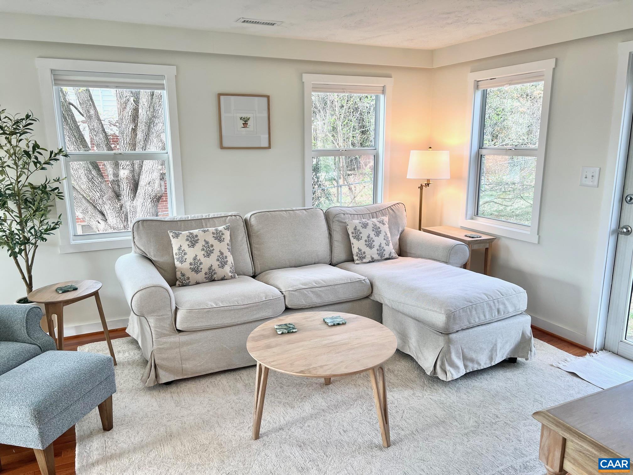909 SAINT CLAIR AVE