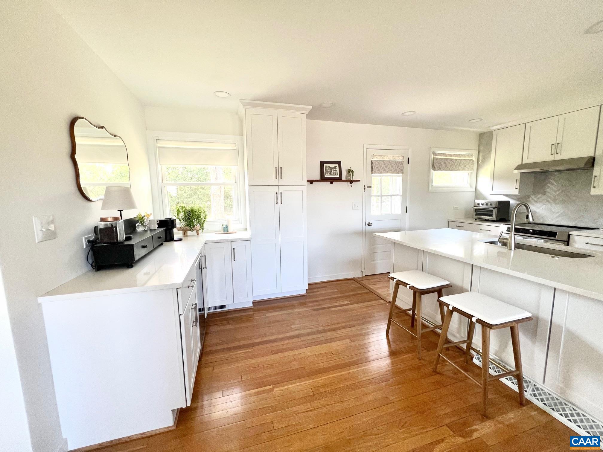 909 SAINT CLAIR AVE