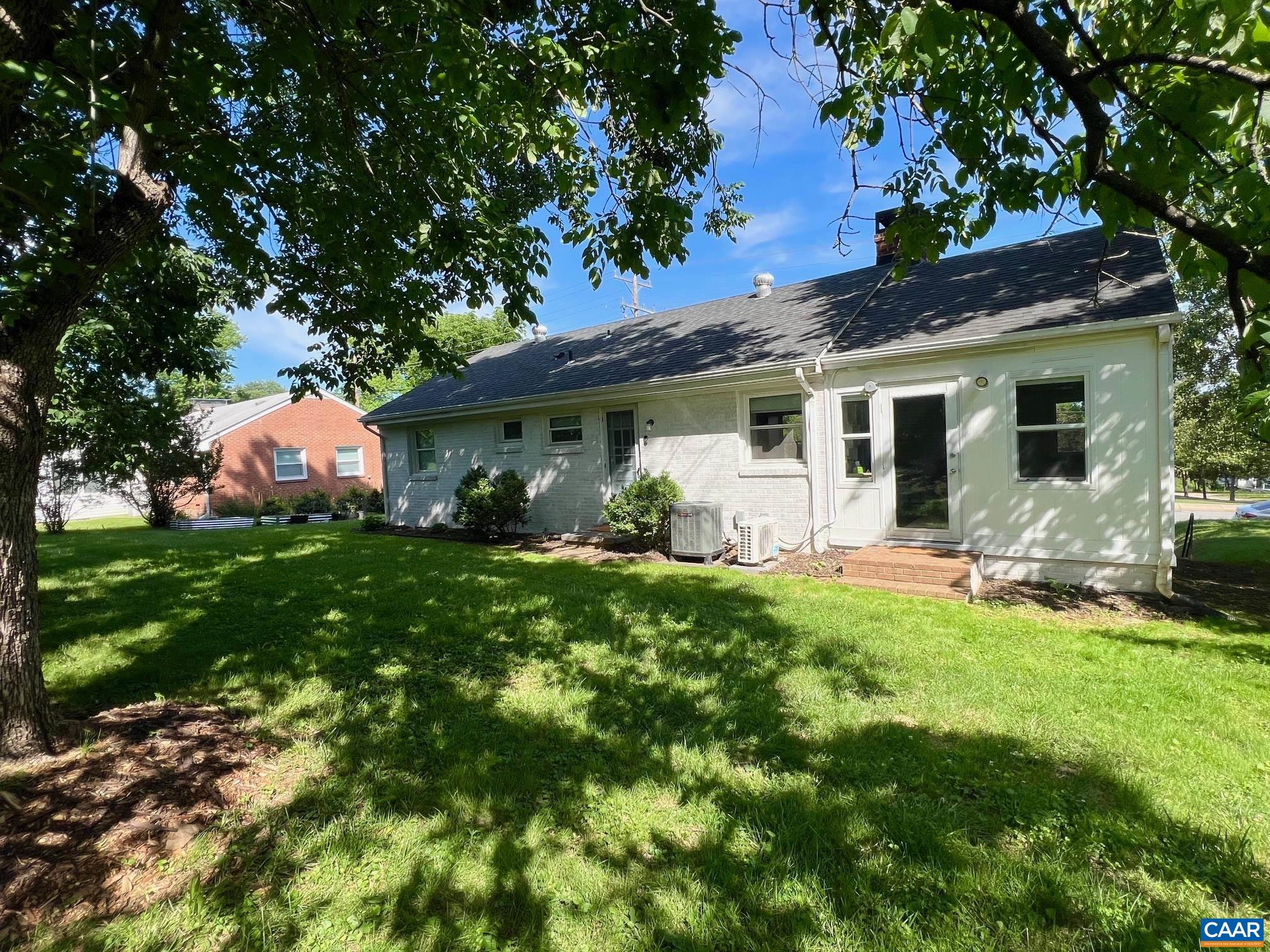 909 SAINT CLAIR AVE