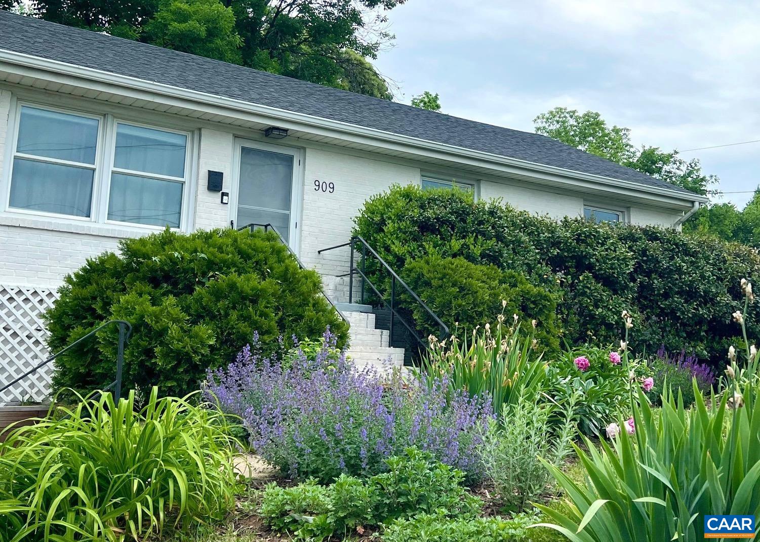 909 SAINT CLAIR AVE