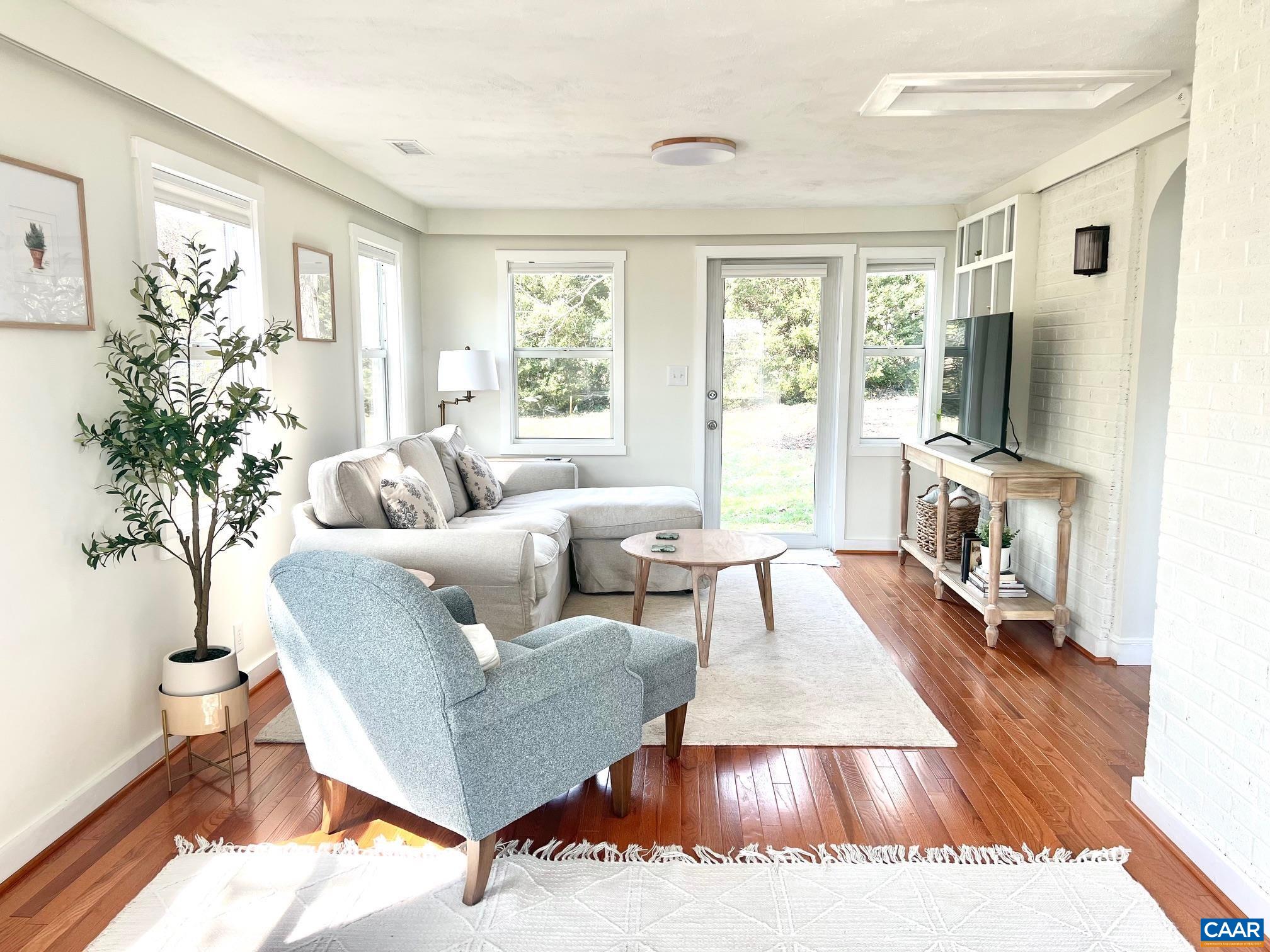 909 SAINT CLAIR AVE