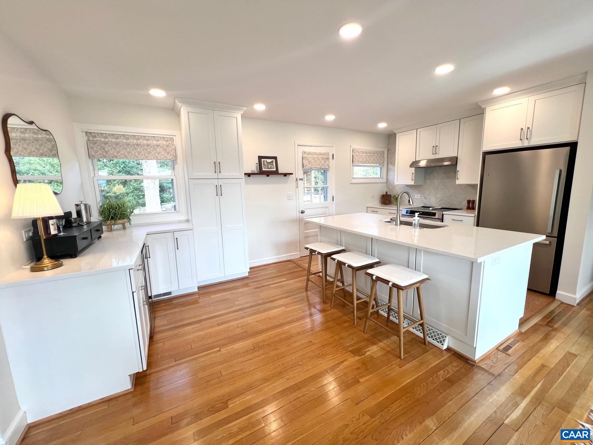 909 SAINT CLAIR AVE
