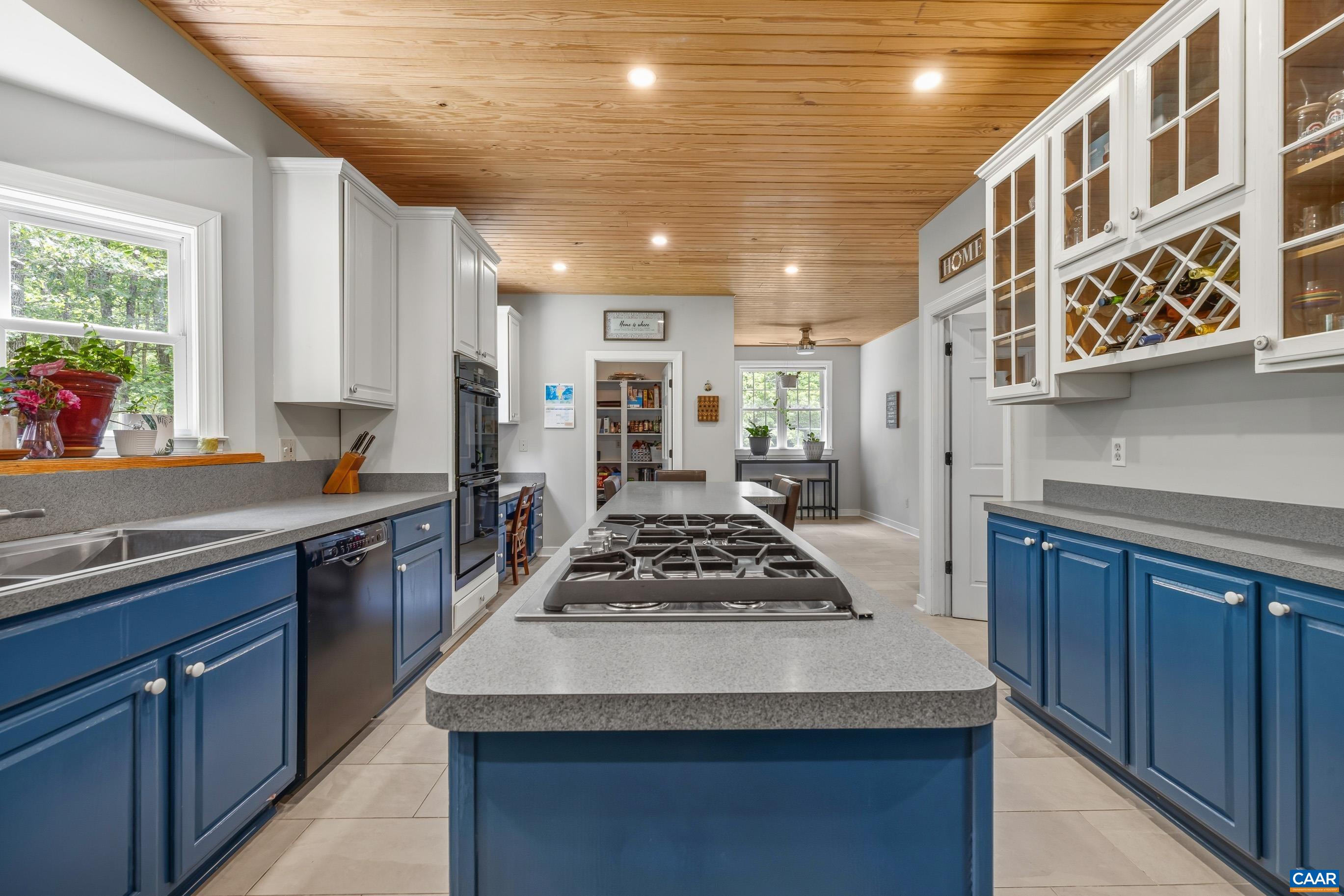 582 SPRING HILL DR