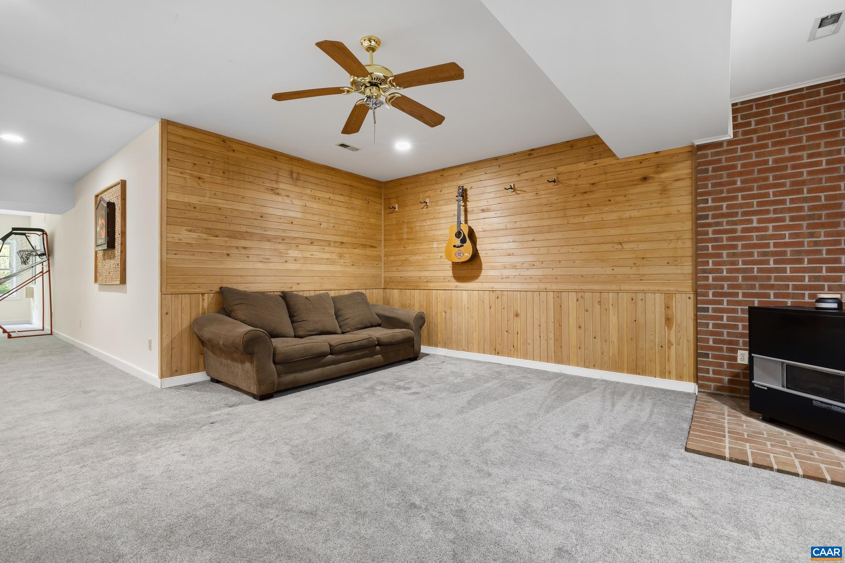582 SPRING HILL DR