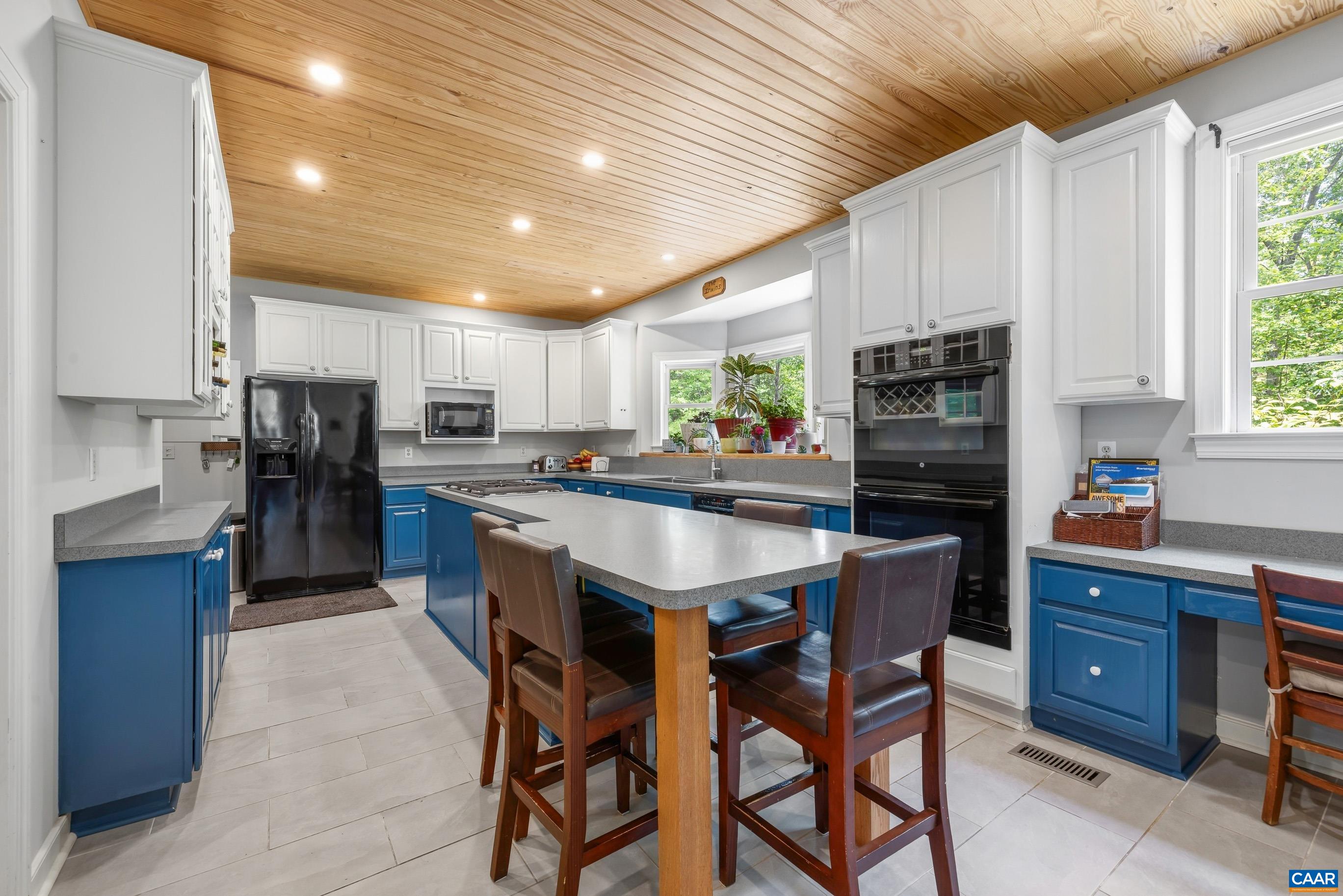 582 SPRING HILL DR