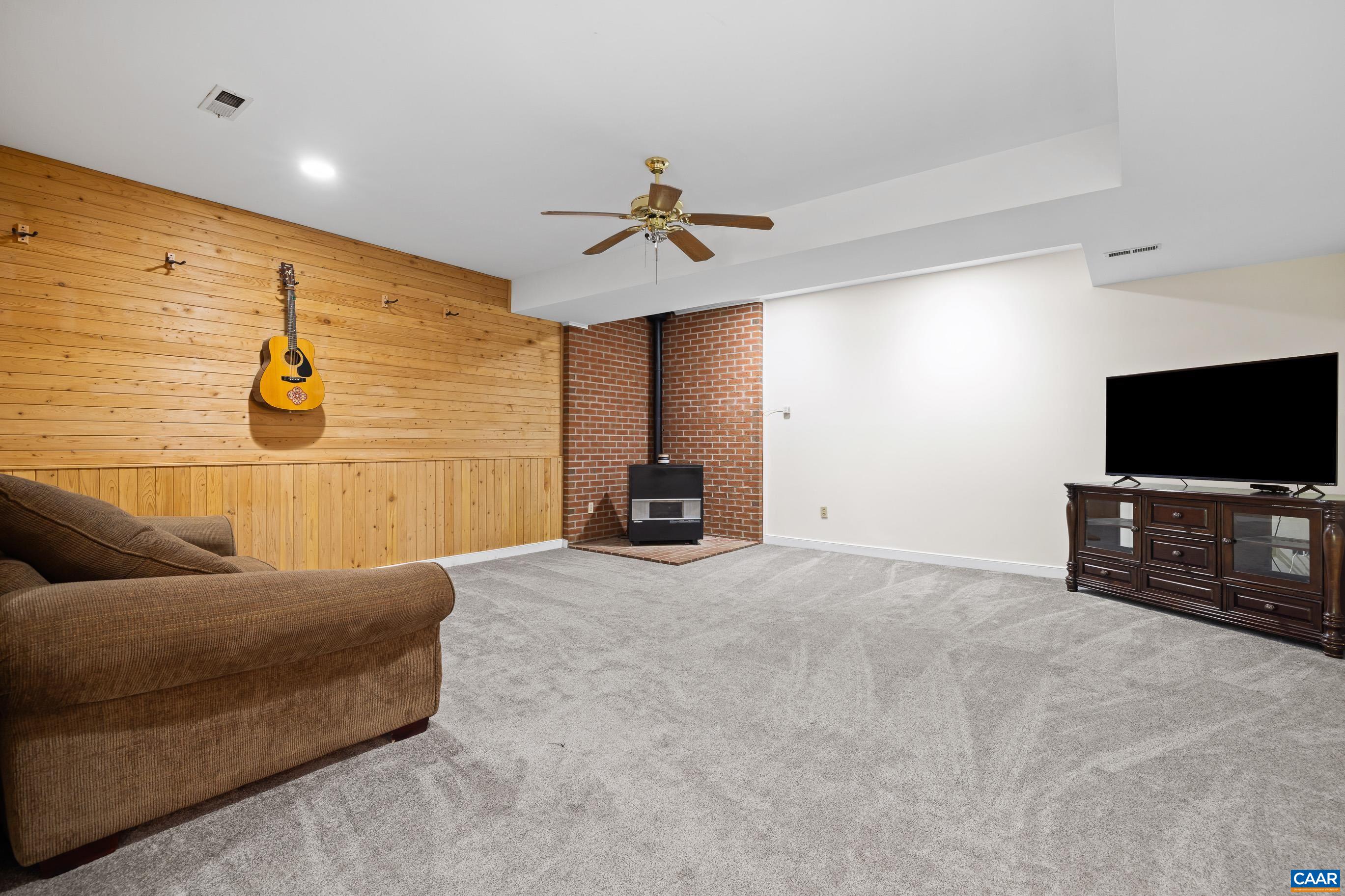 582 SPRING HILL DR