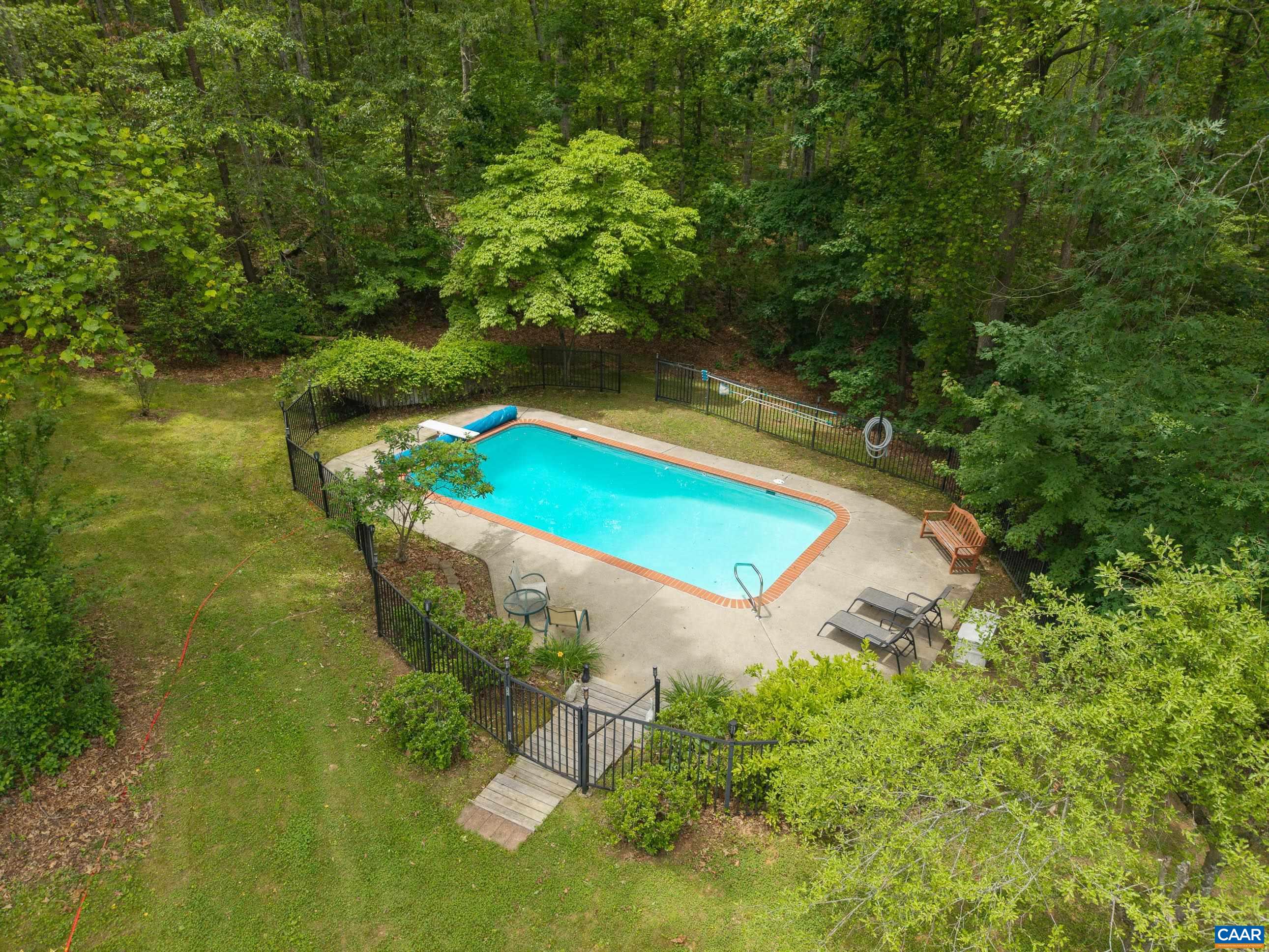 582 SPRING HILL DR