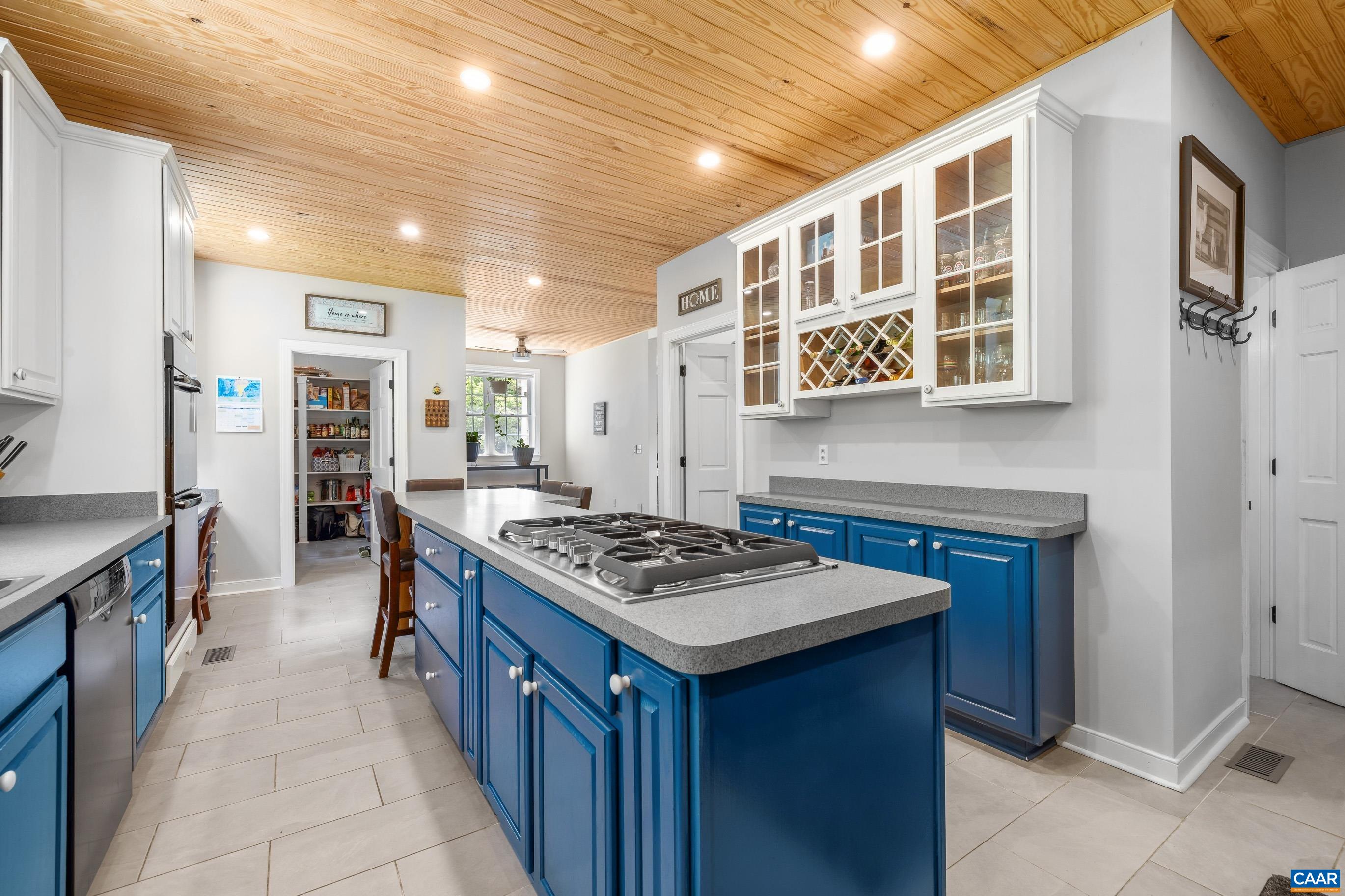 582 SPRING HILL DR