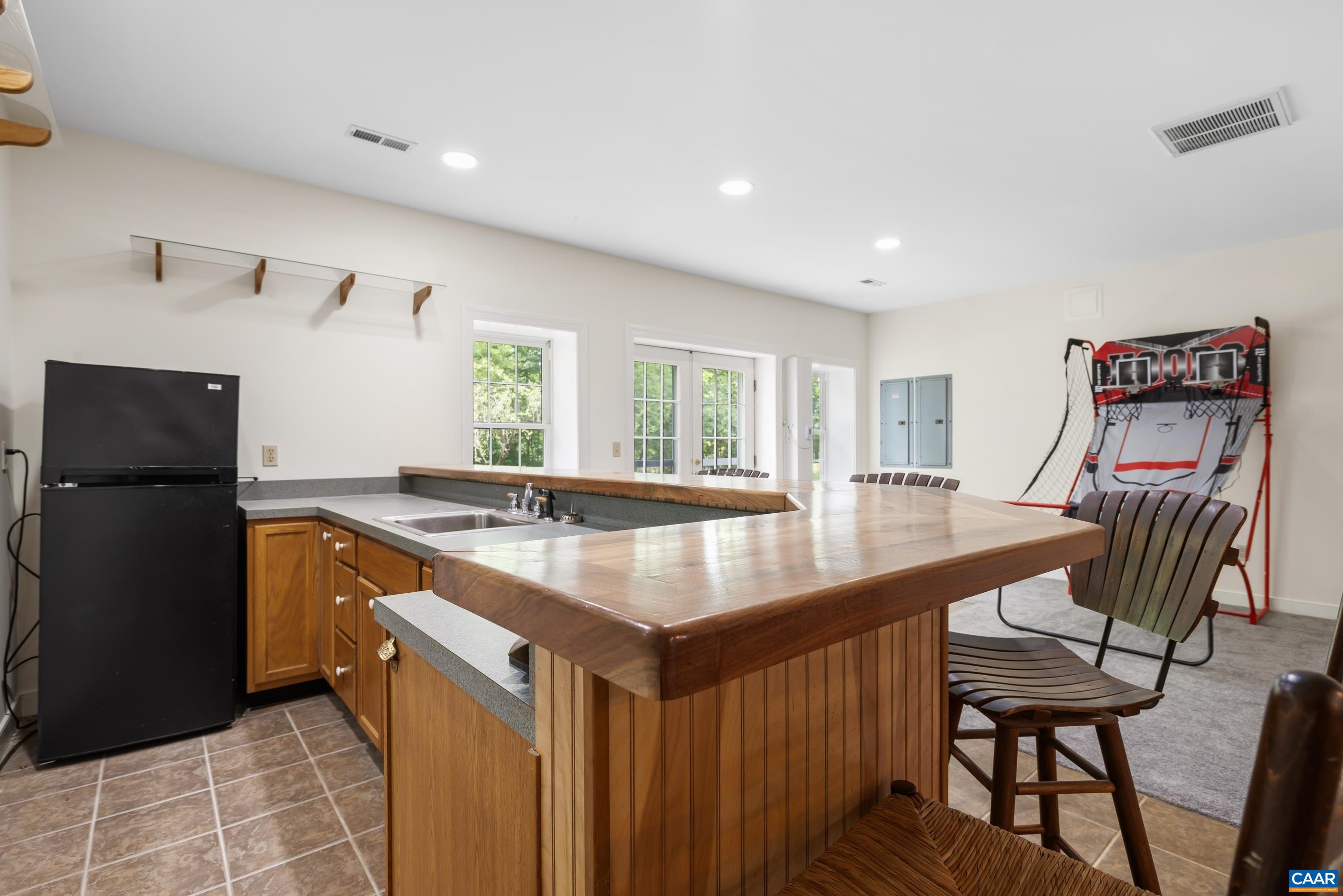 582 SPRING HILL DR