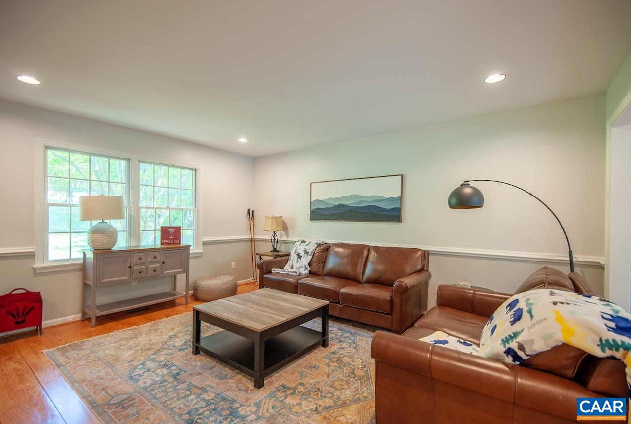 459 LAKELAND LN