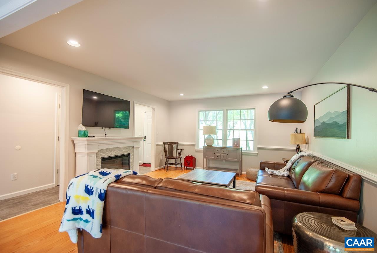459 LAKELAND LN