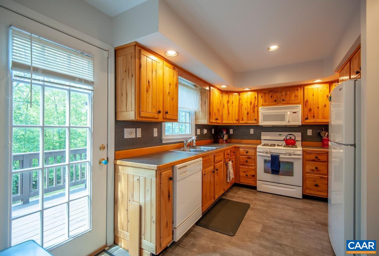 459 LAKELAND LN