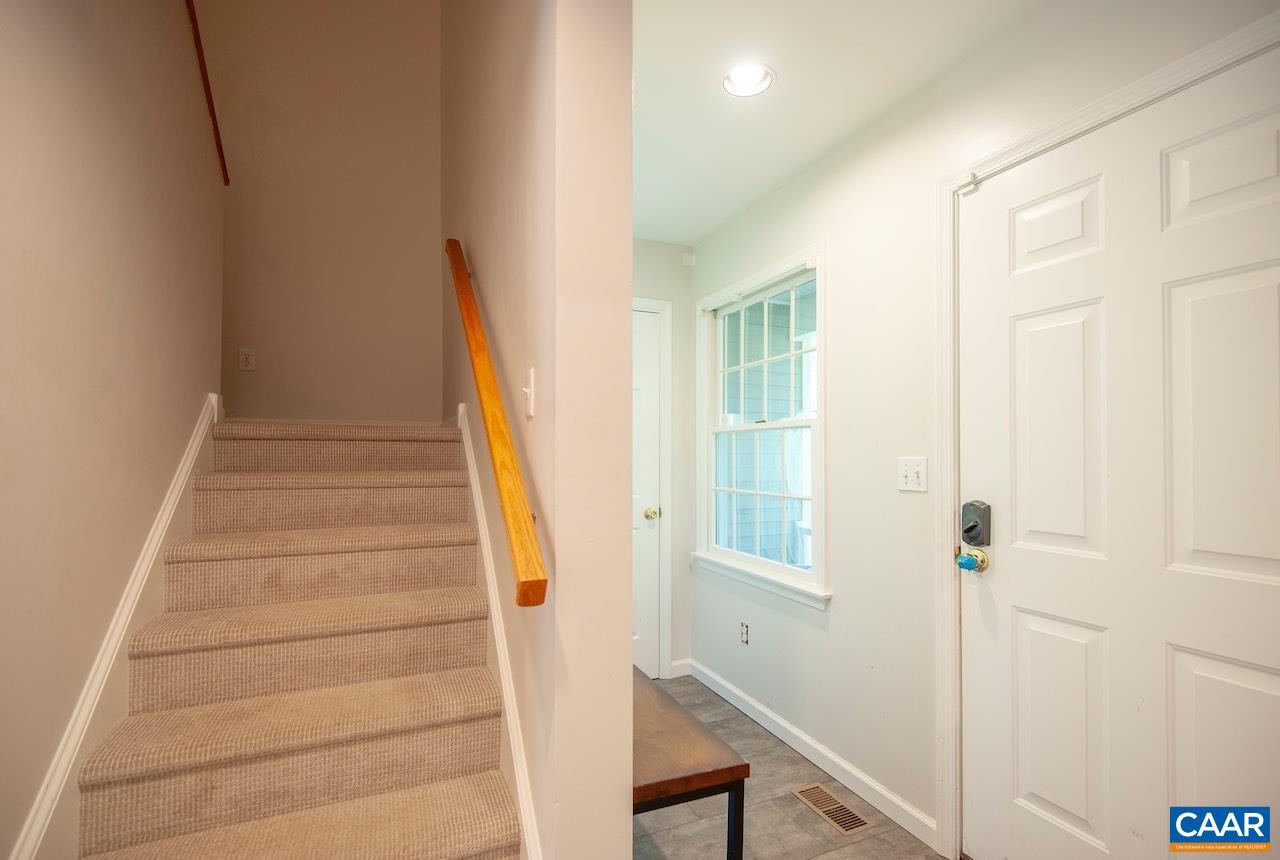 459 LAKELAND LN