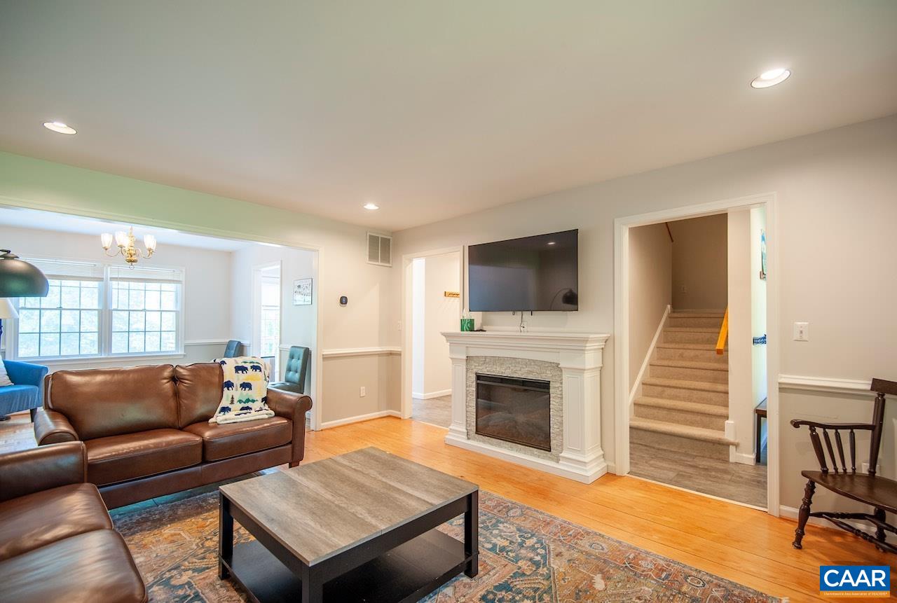 459 LAKELAND LN