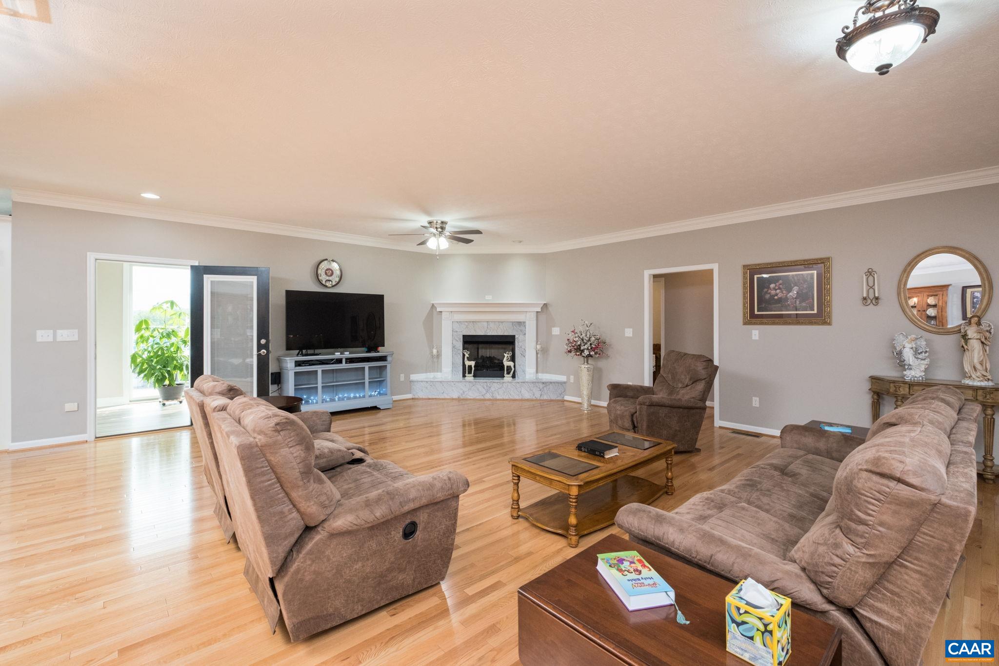 158 APPLE LN