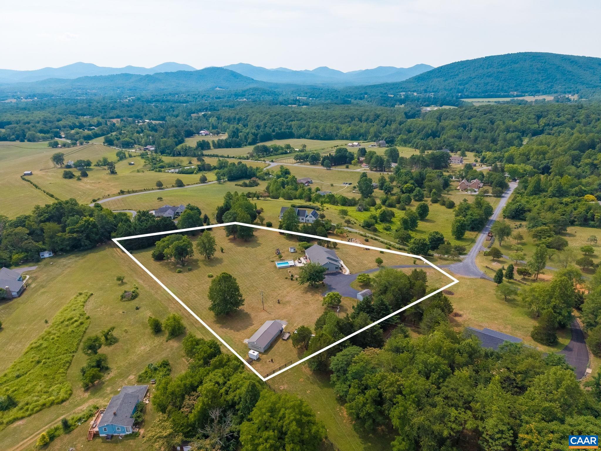 158 APPLE LN