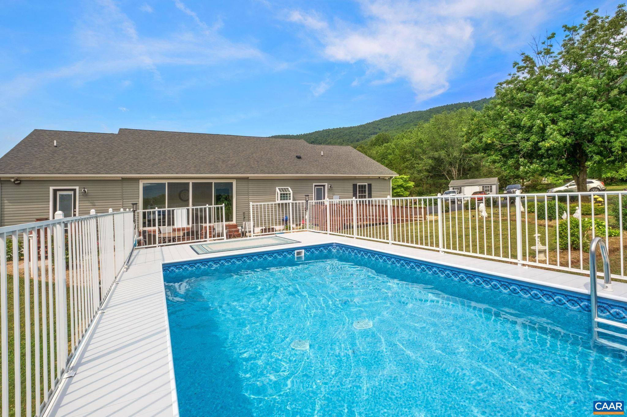 158 APPLE LN