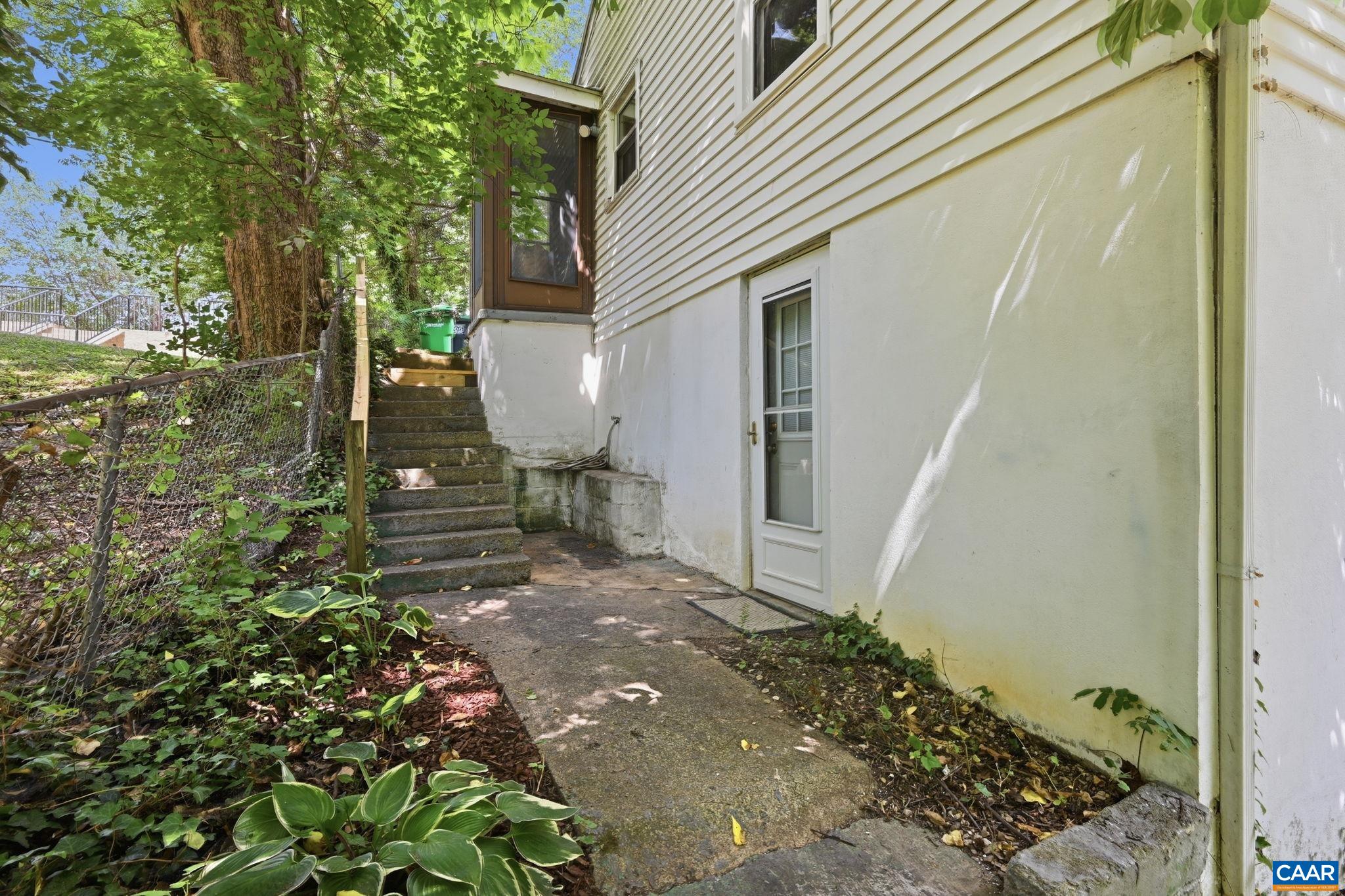 1208 CHERRY AVE