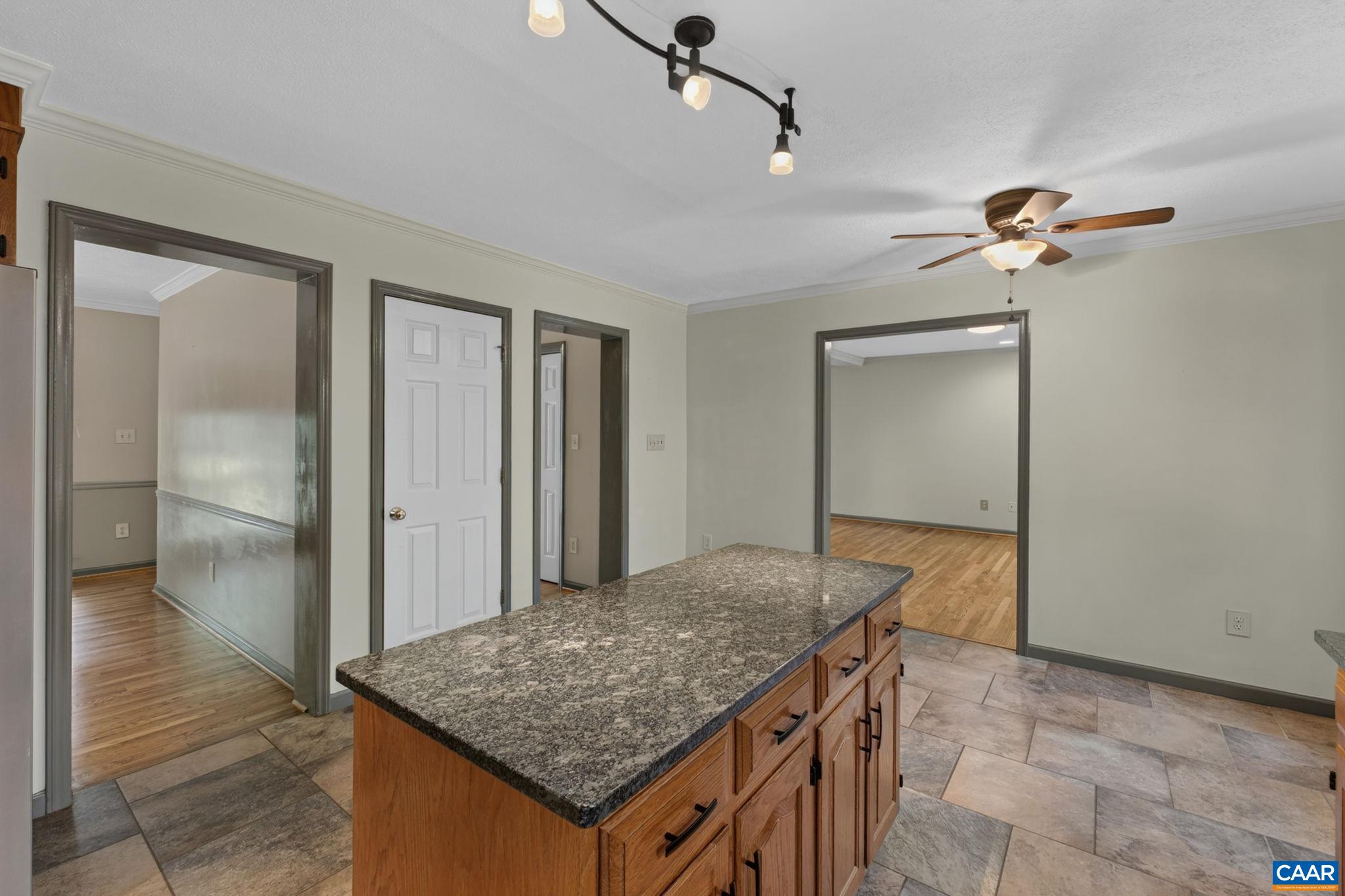 5880 LEXINGTON LN