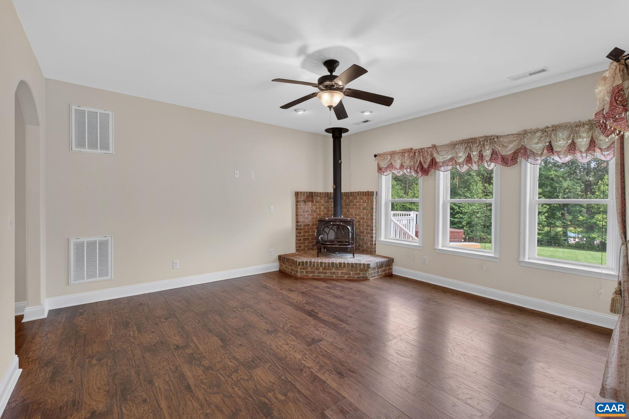 1558 RIDGEWAY DR