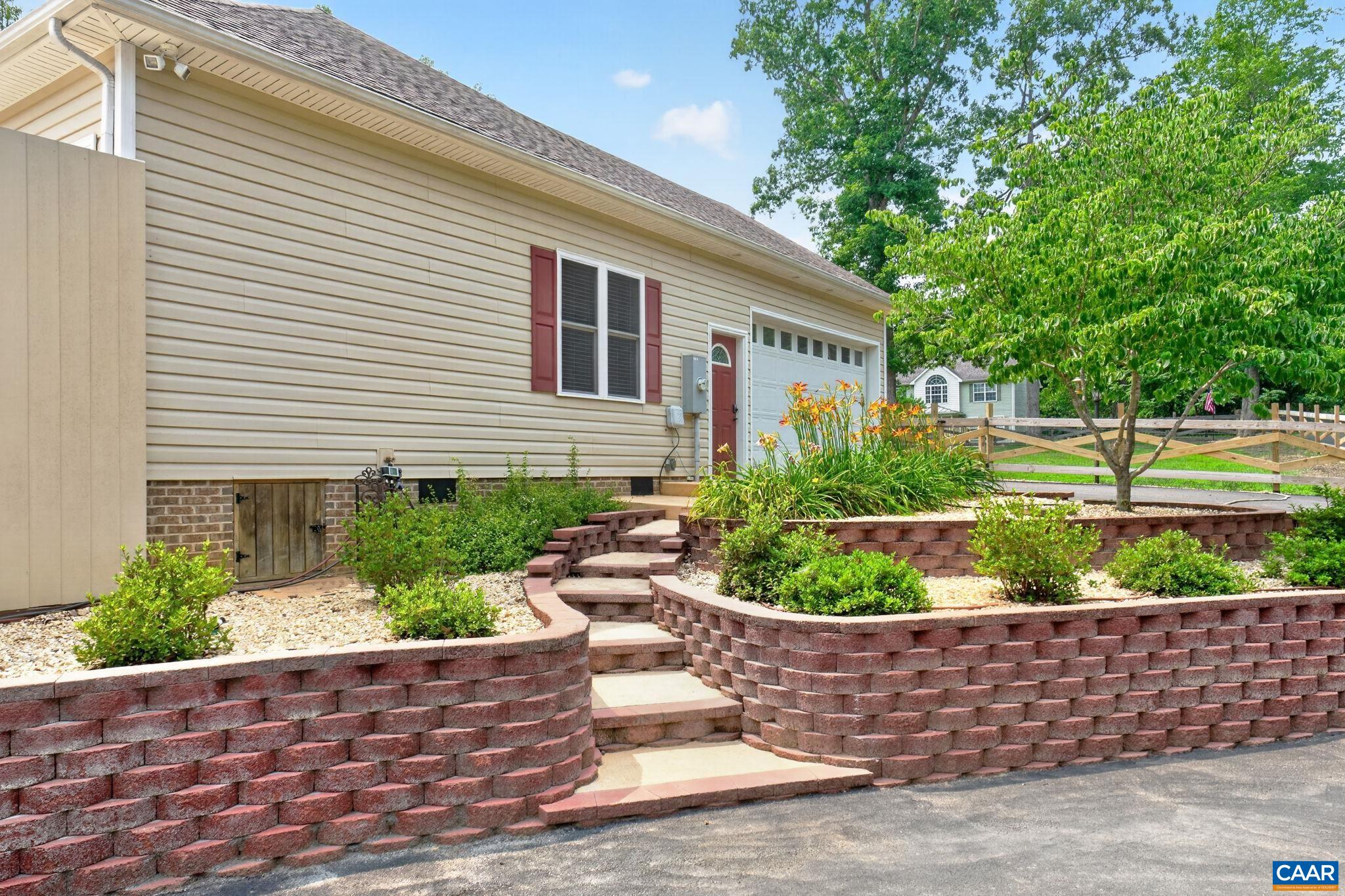 1558 RIDGEWAY DR