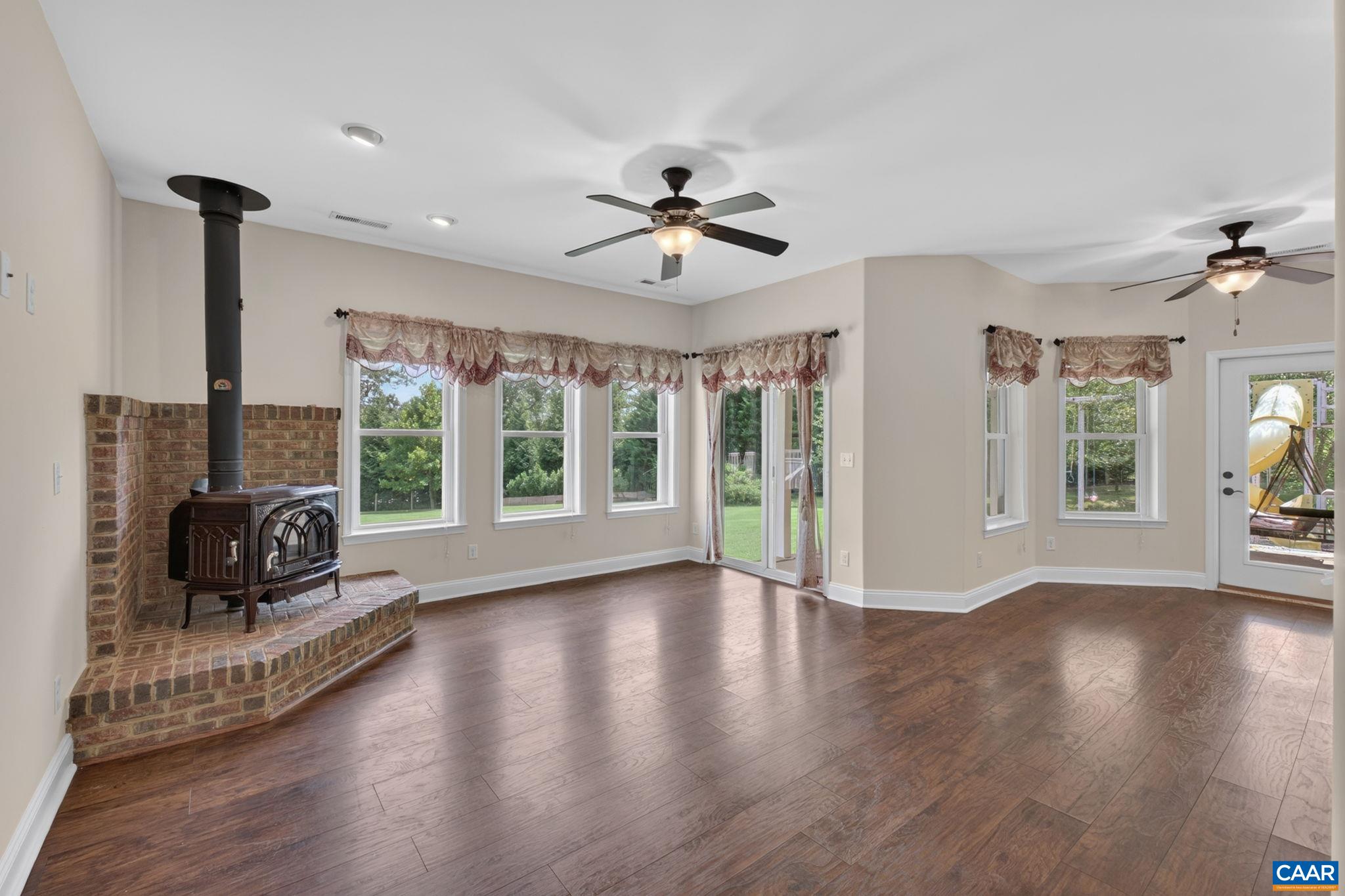 1558 RIDGEWAY DR