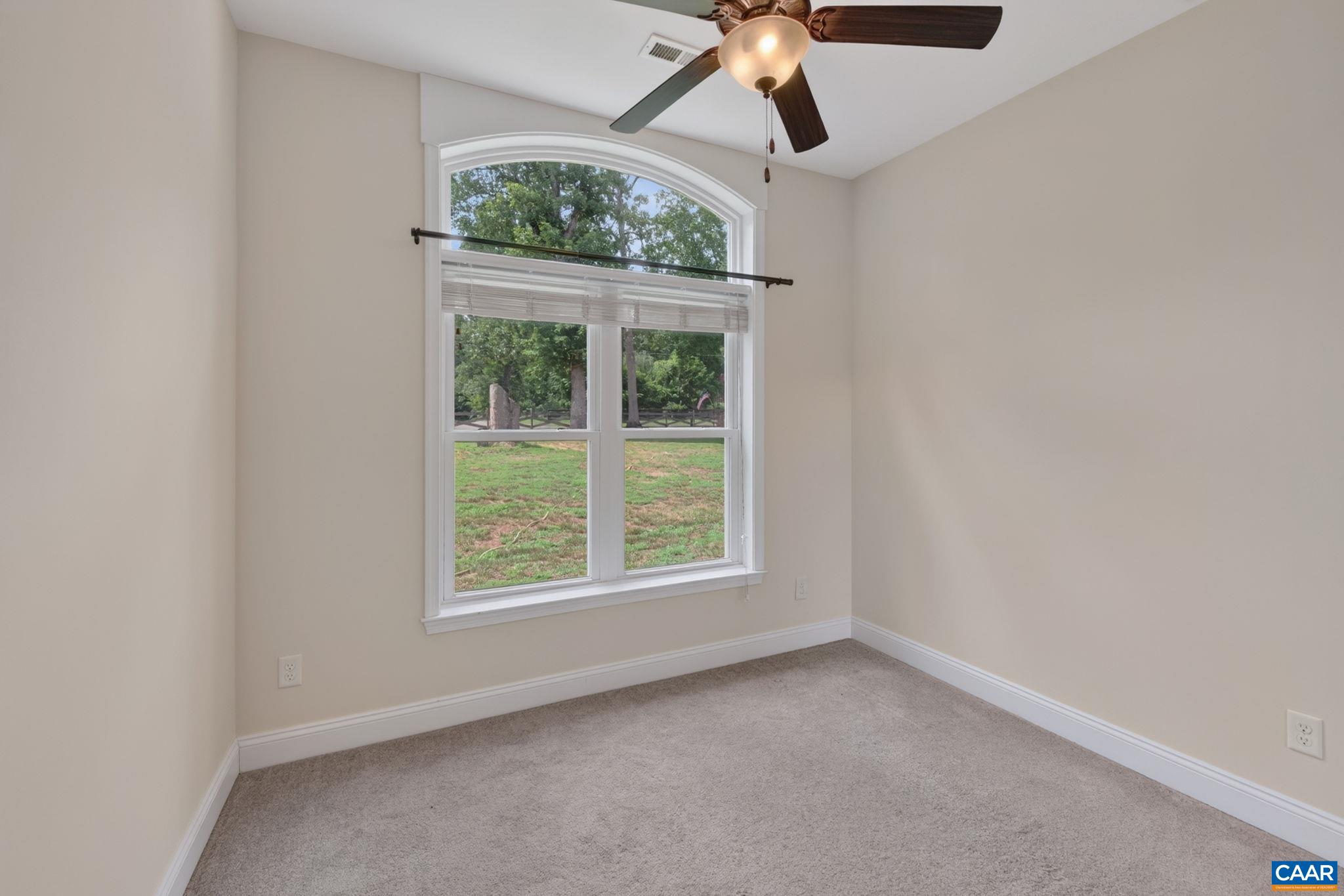 1558 RIDGEWAY DR