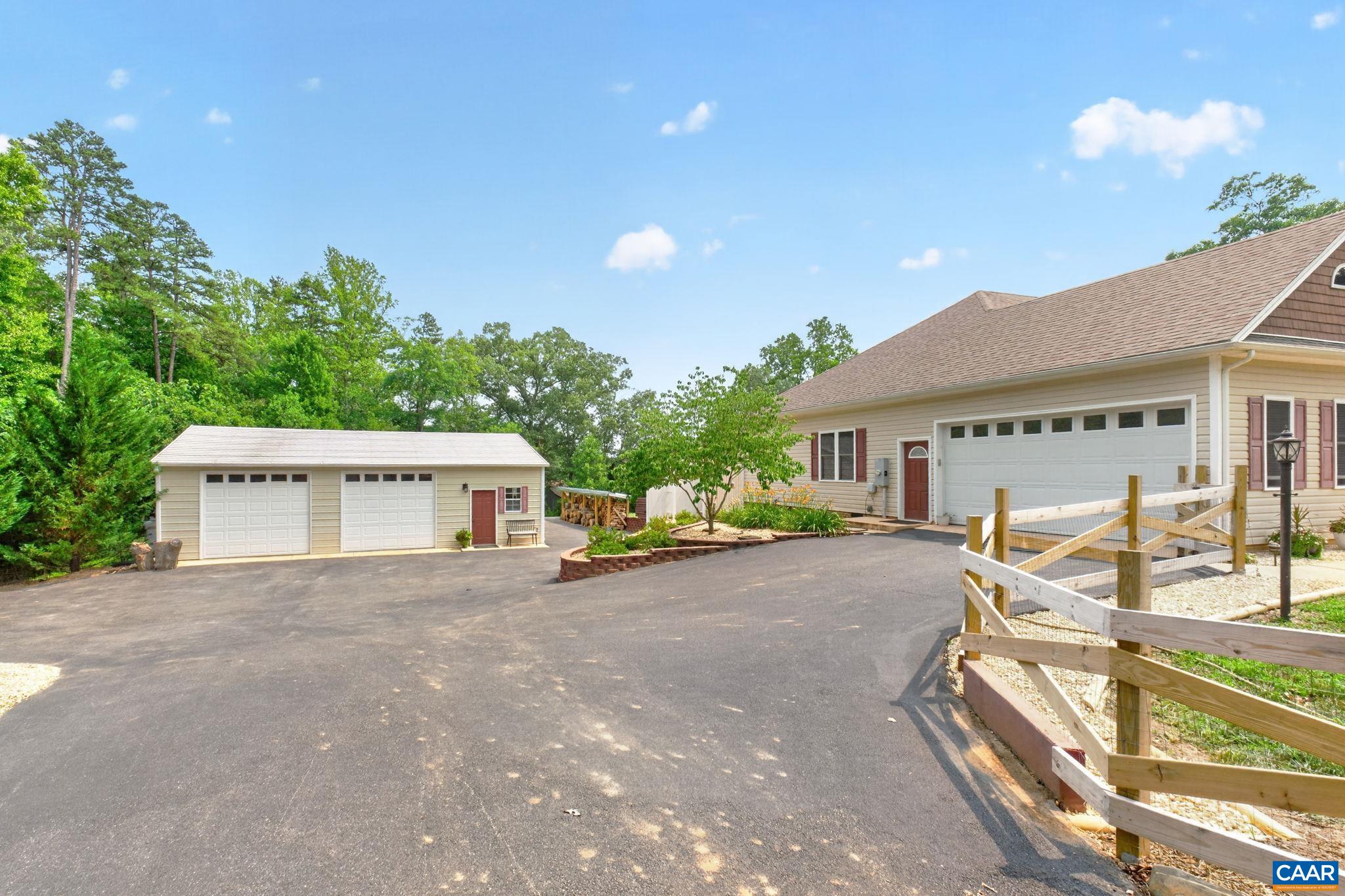 1558 RIDGEWAY DR