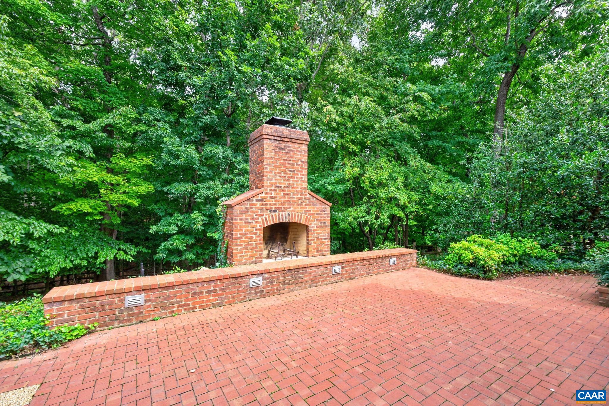 935 CHARTER OAKS DR