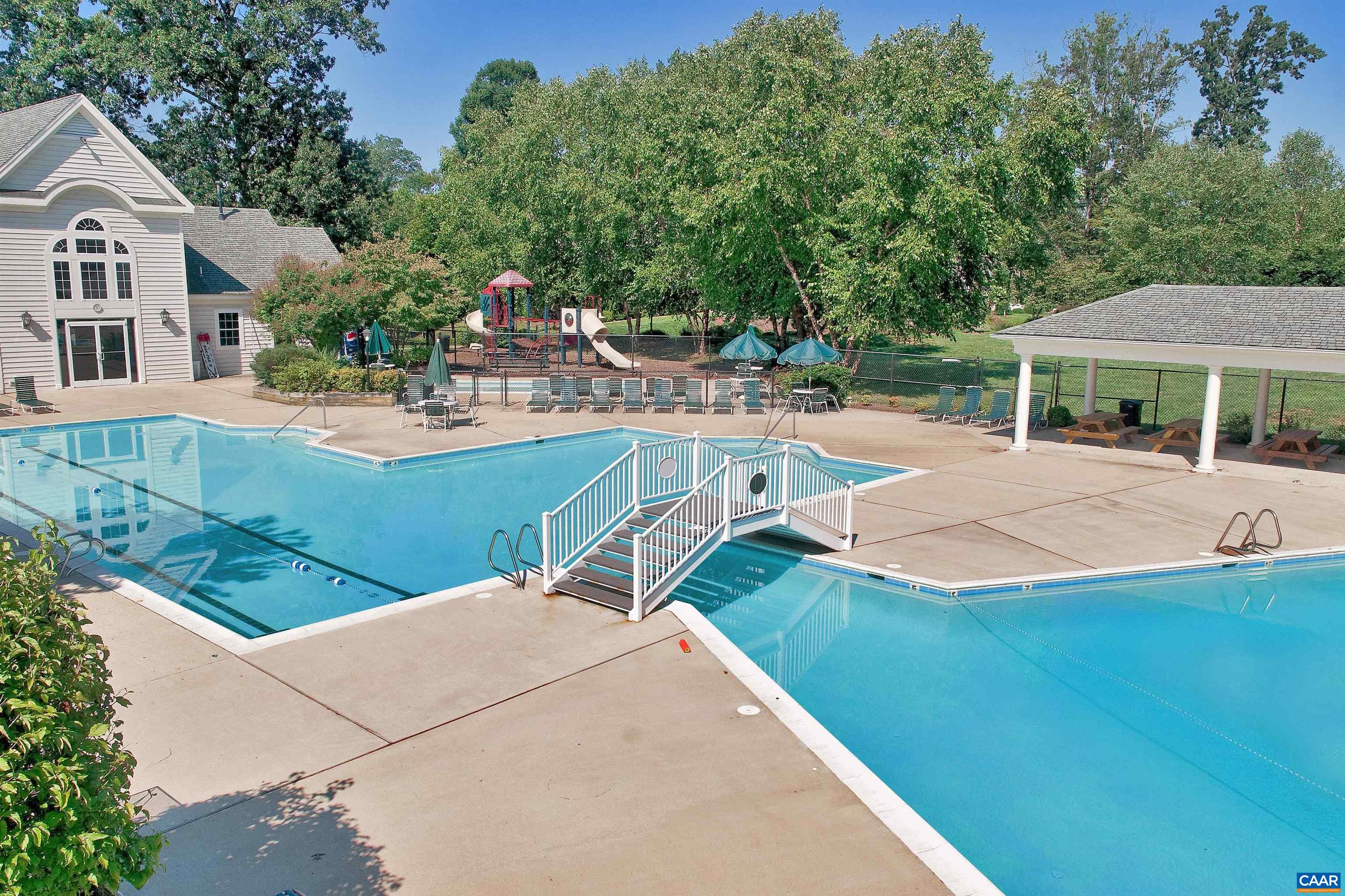 935 CHARTER OAKS DR