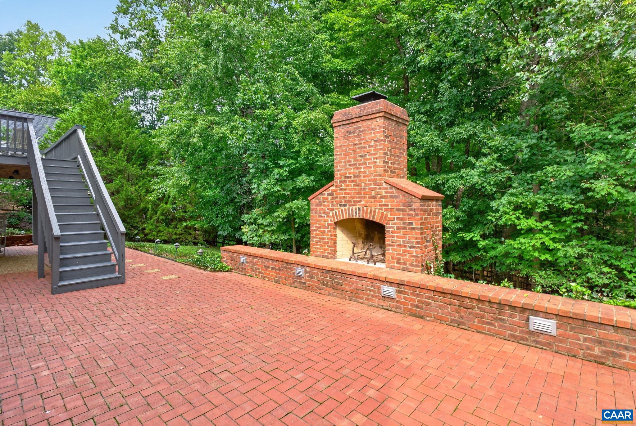 935 CHARTER OAKS DR