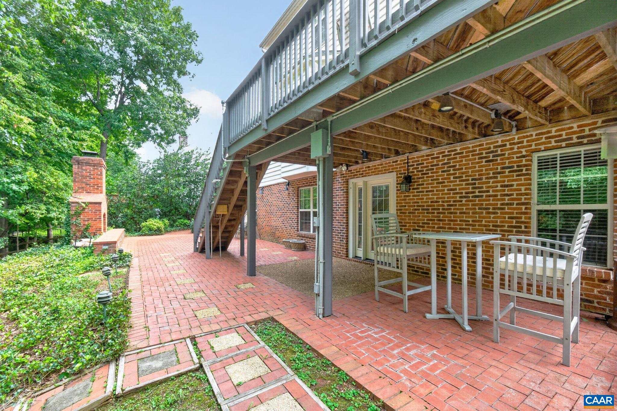 935 CHARTER OAKS DR