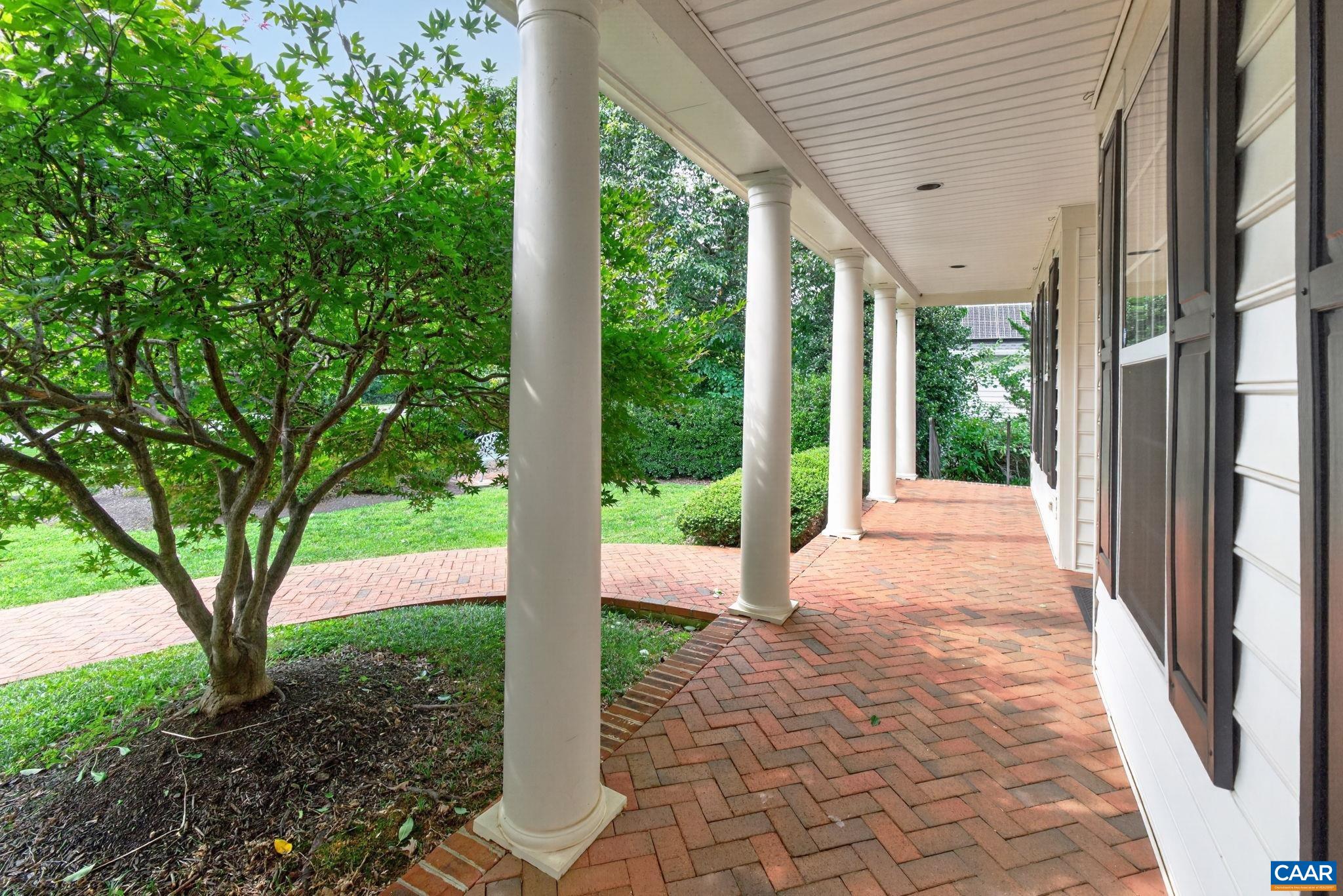 935 CHARTER OAKS DR