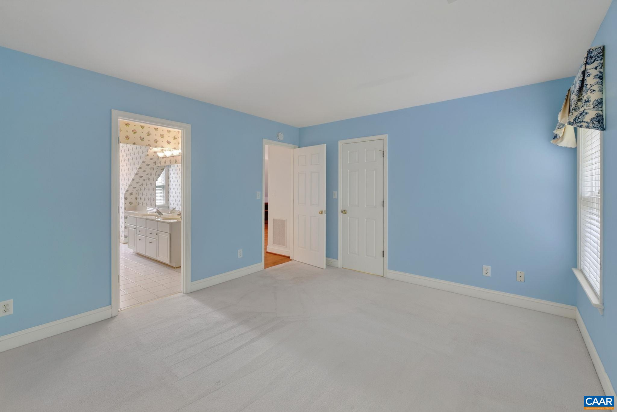 935 CHARTER OAKS DR