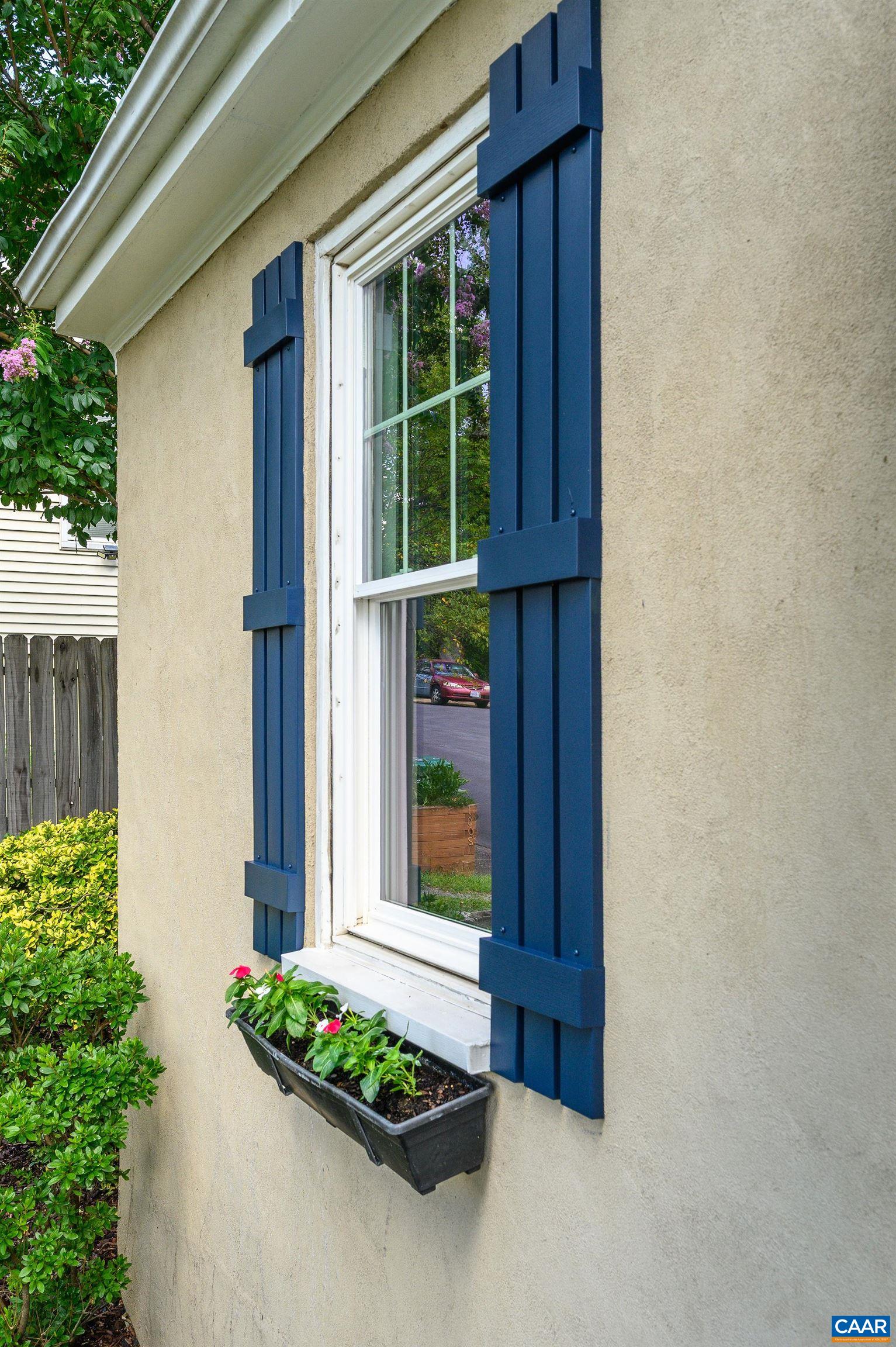 1004 RAYON ST