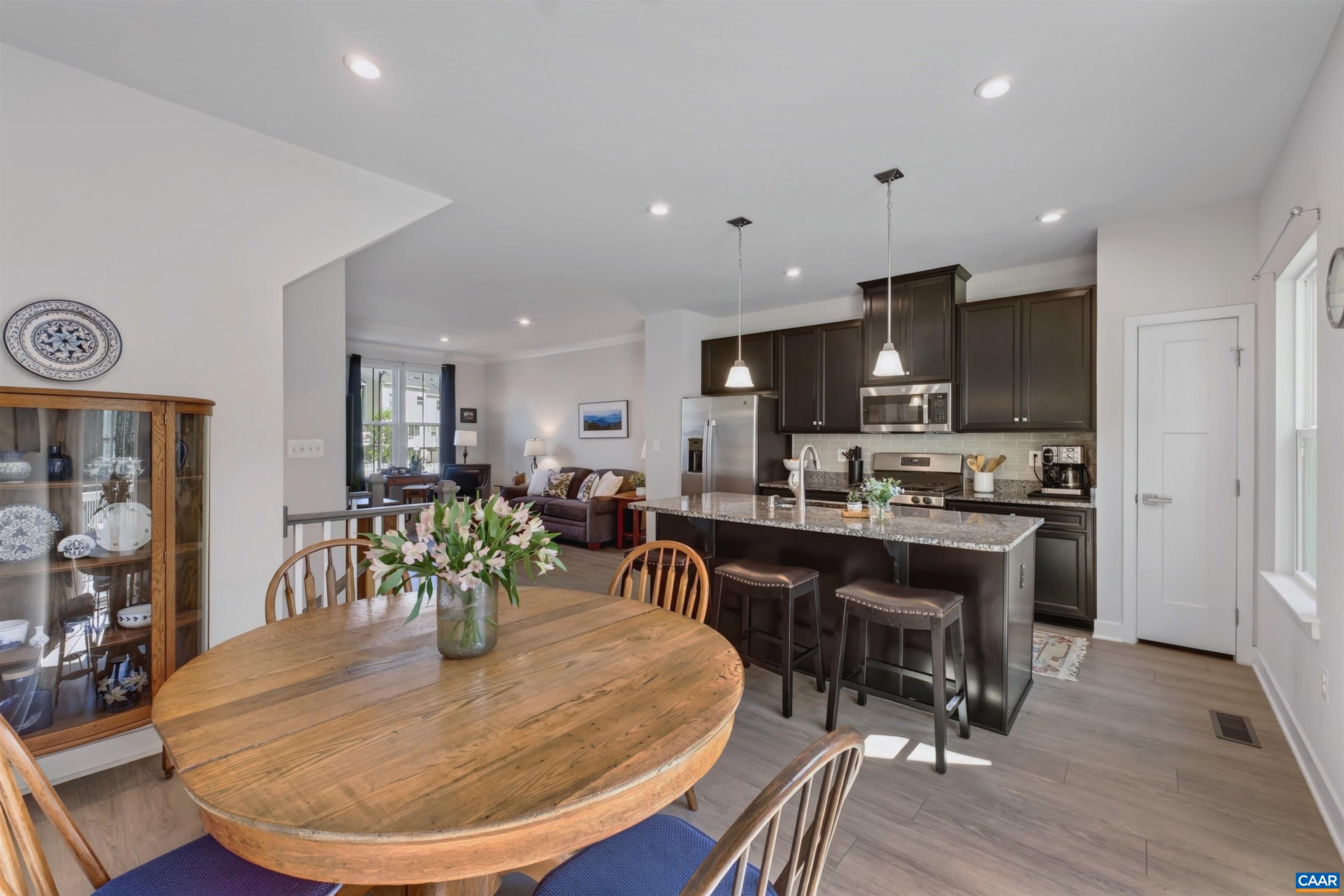 1940 LOIS LN