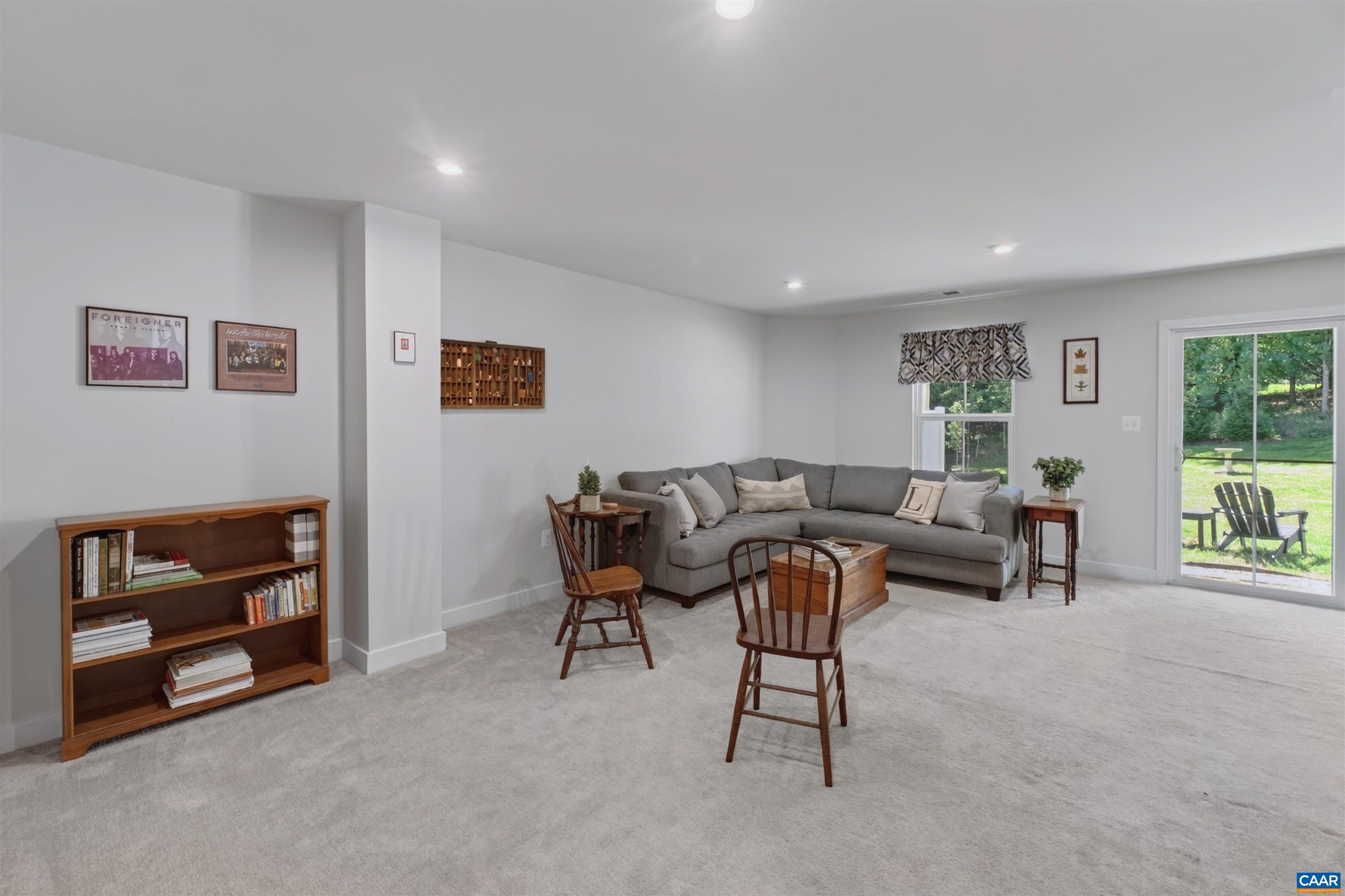 1940 LOIS LN