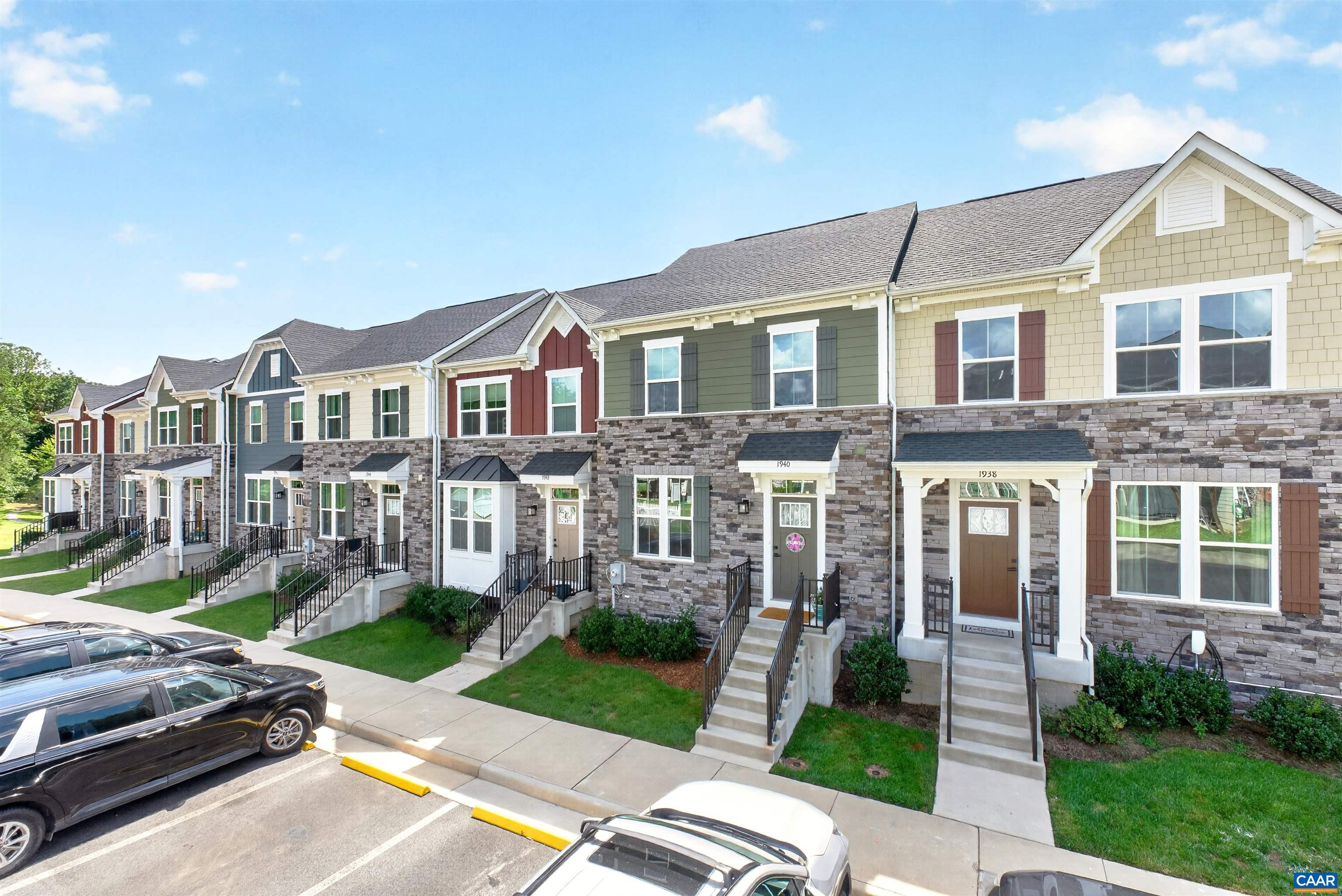 1940 LOIS LN
