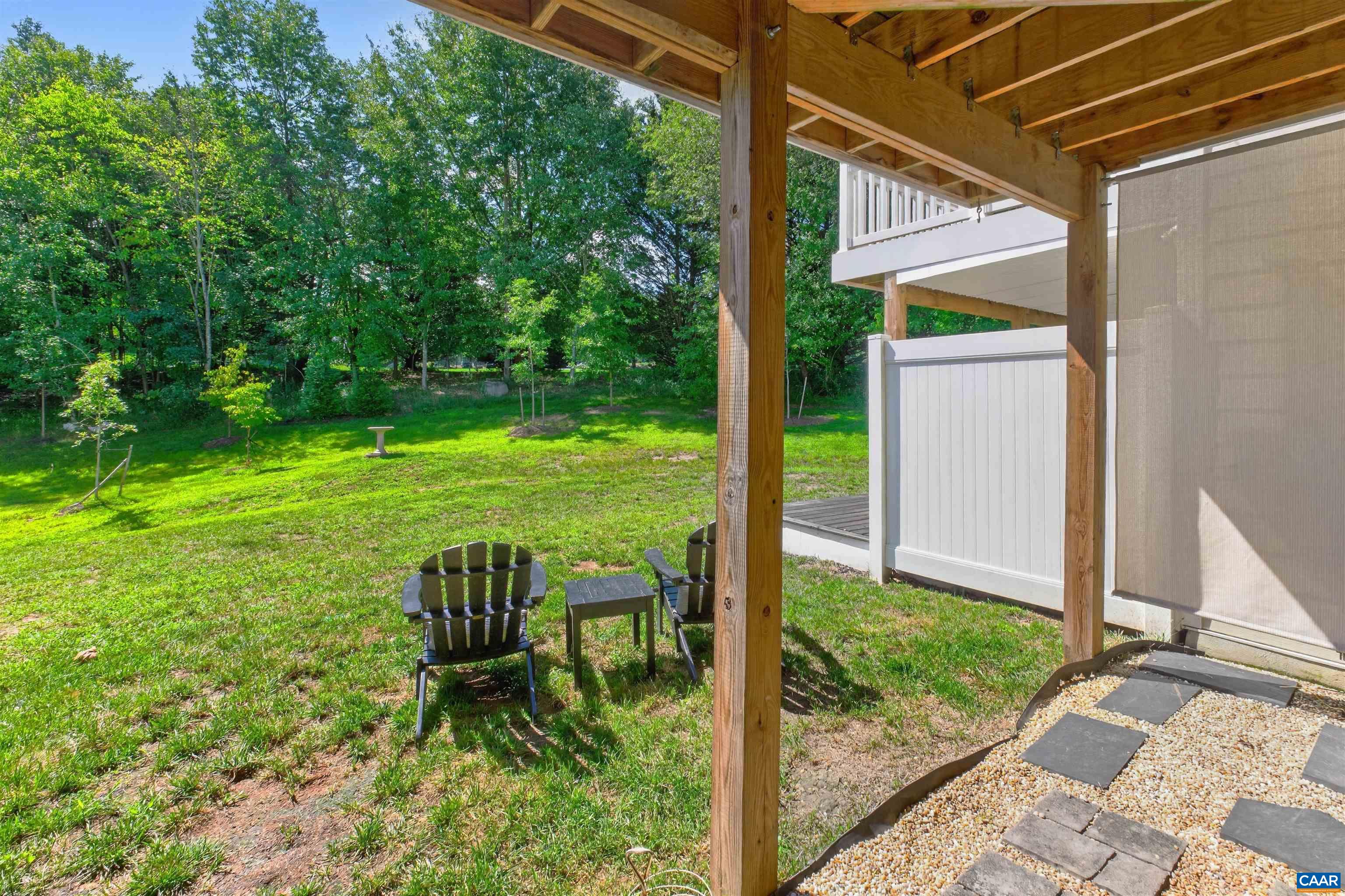 1940 LOIS LN