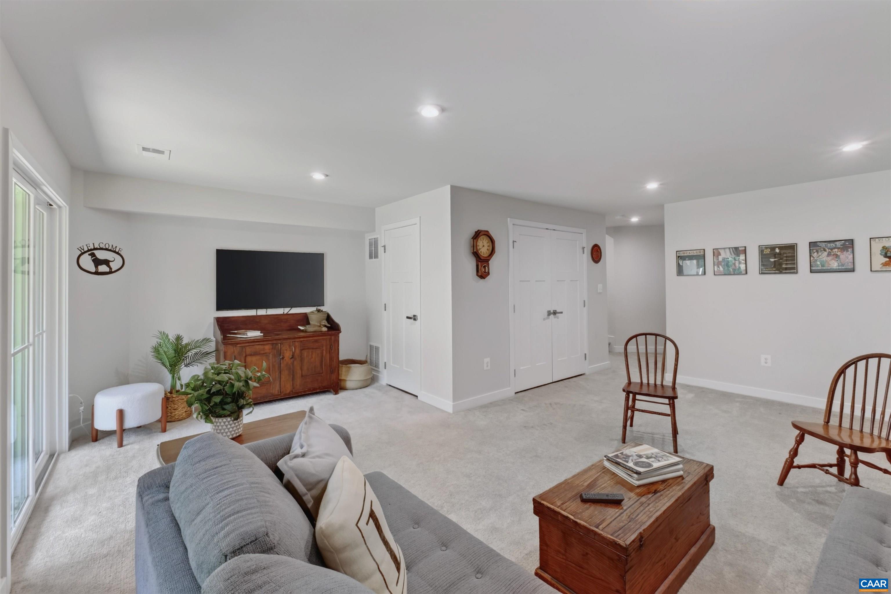 1940 LOIS LN